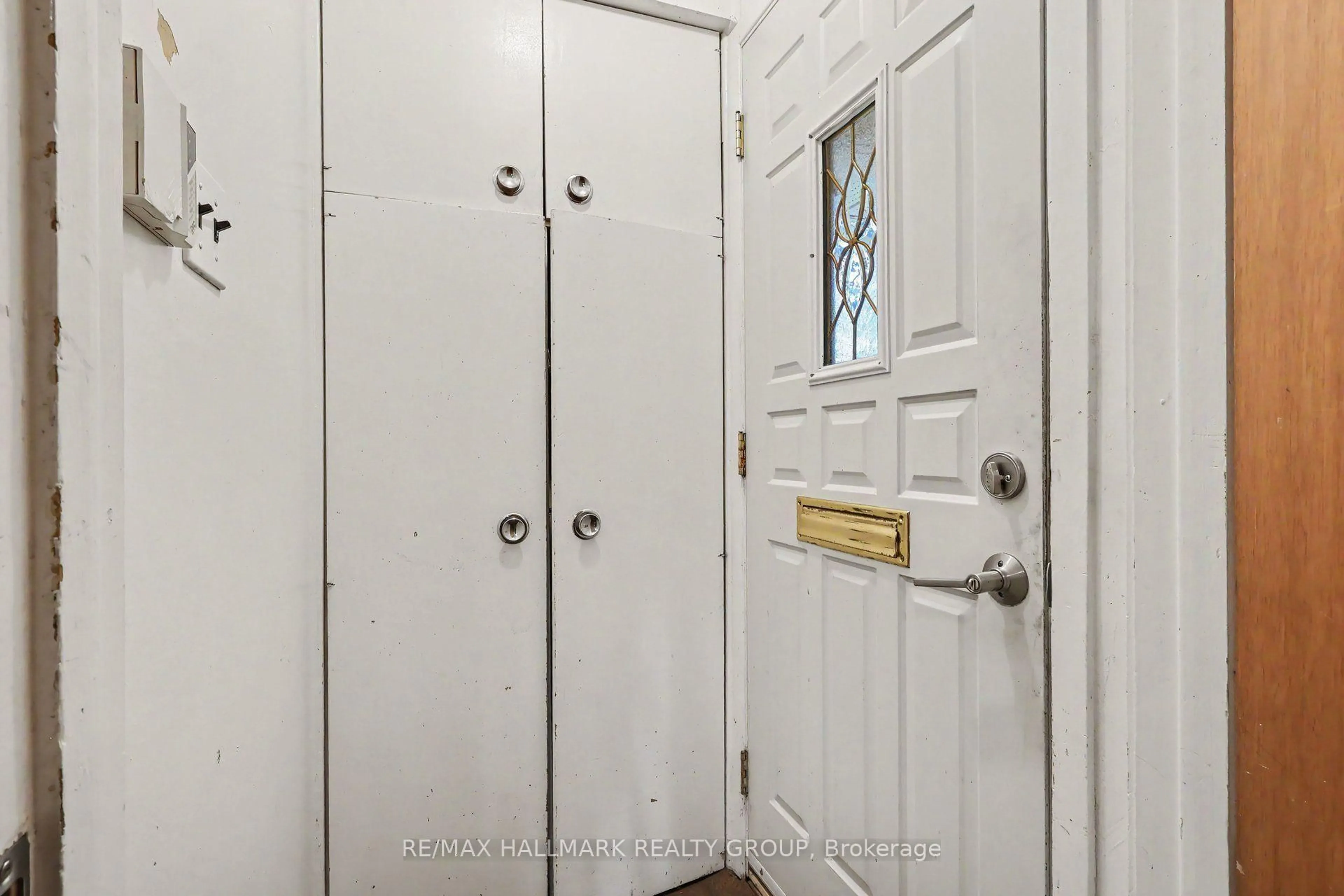 Indoor entryway for 173 Wingham Pl, Ottawa Ontario K1K 2X3
