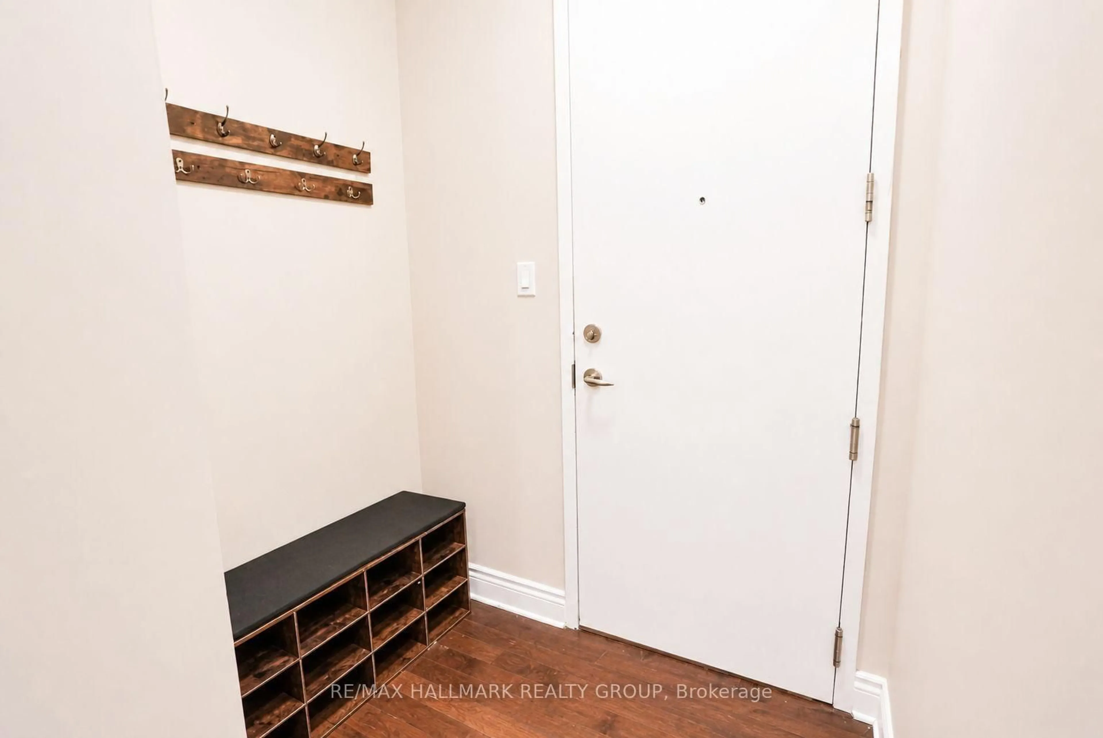 Indoor entryway for 323 Winona Ave #108, Ottawa Ontario K1Z 5H3