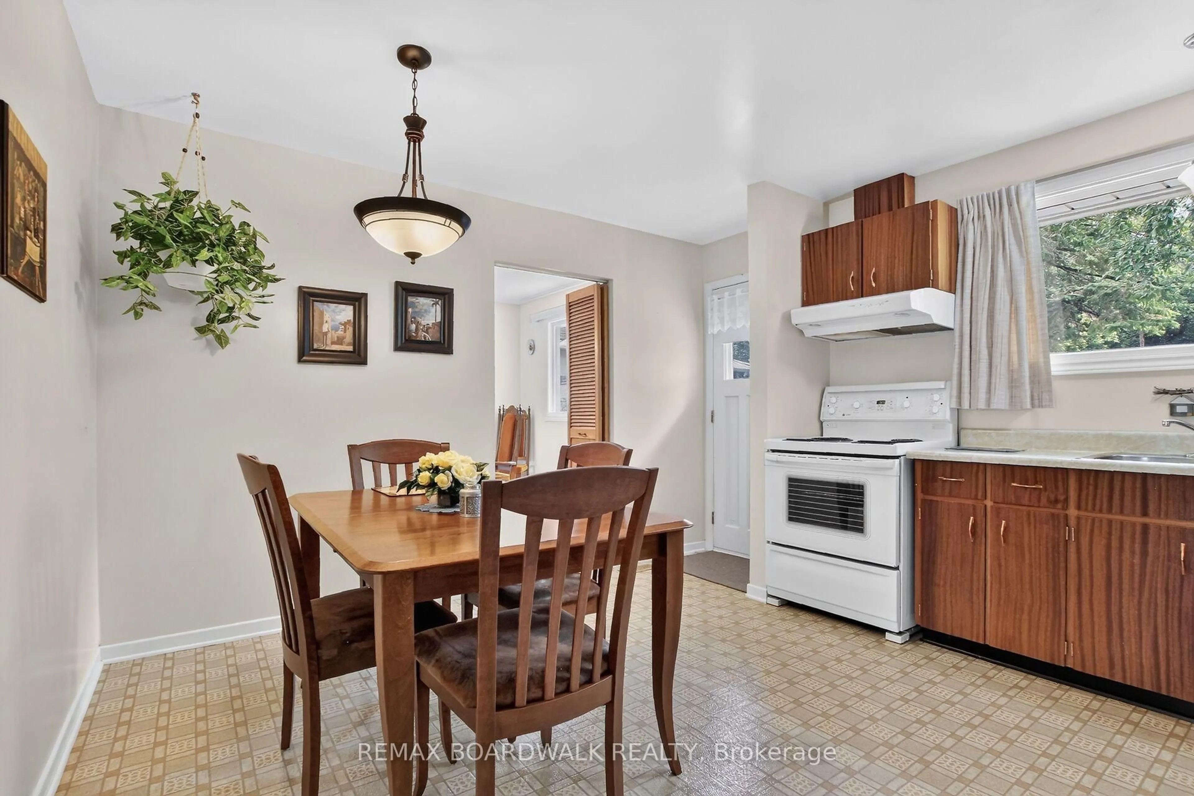 Standard kitchen, ceramic/tile floor for 166 Dan St, Arnprior Ontario K7S 1V4