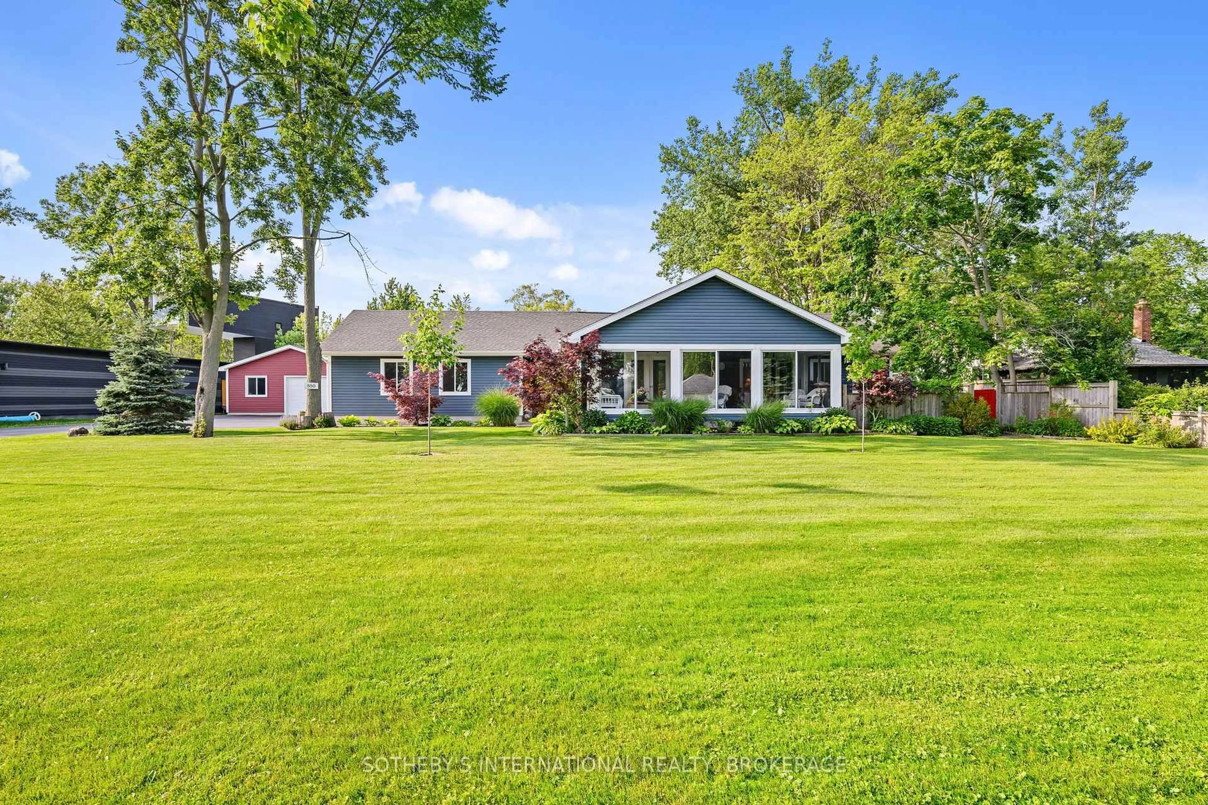 A pic from outside/outdoor area/front of a property/back of a property/a pic from drone, water/lake/river/ocean view for 880 Edgemere Rd, Fort Erie Ontario L2A 1A8