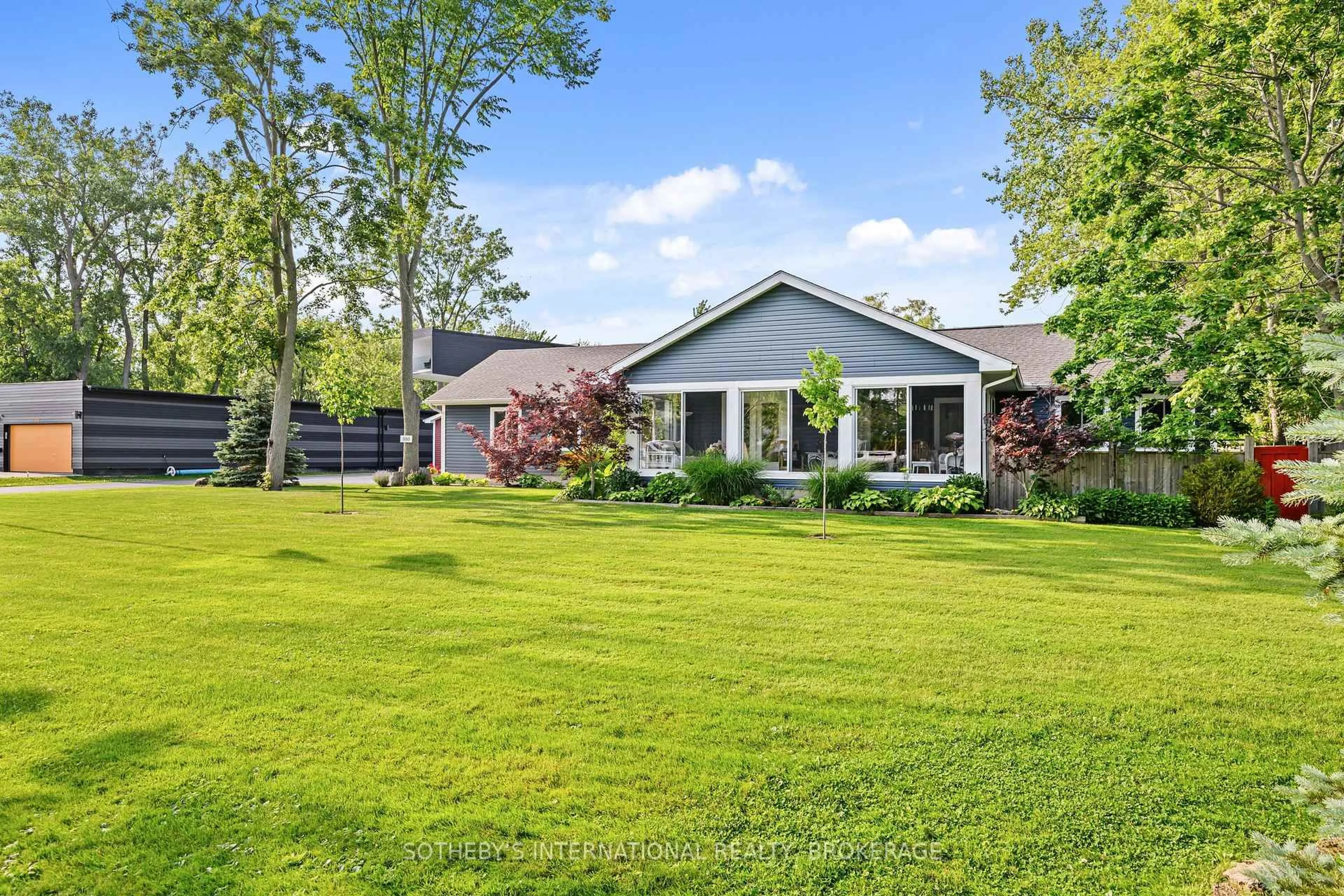 A pic from outside/outdoor area/front of a property/back of a property/a pic from drone, unknown for 880 Edgemere Rd, Fort Erie Ontario L2A 1A8