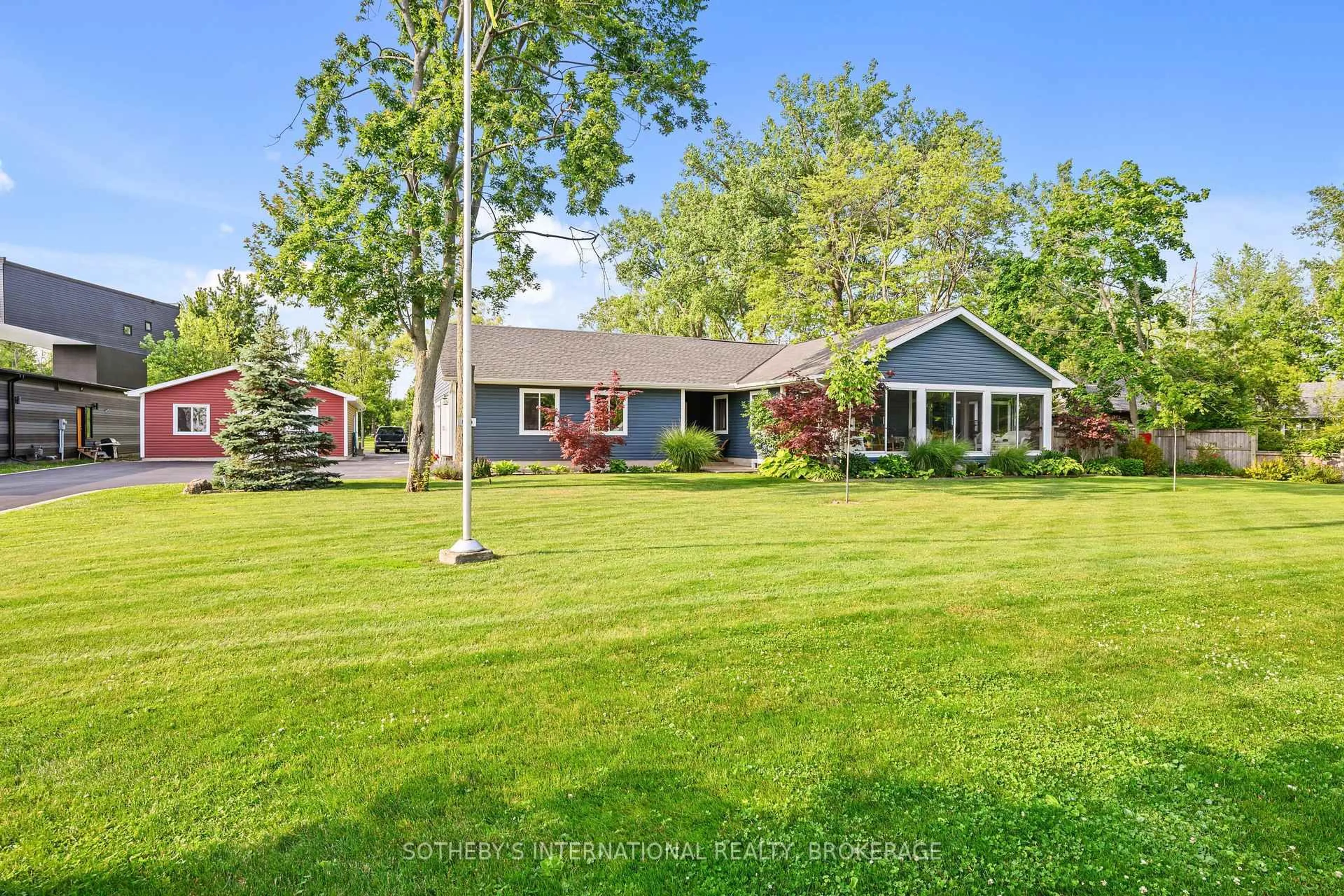 A pic from outside/outdoor area/front of a property/back of a property/a pic from drone, unknown for 880 Edgemere Rd, Fort Erie Ontario L2A 1A8
