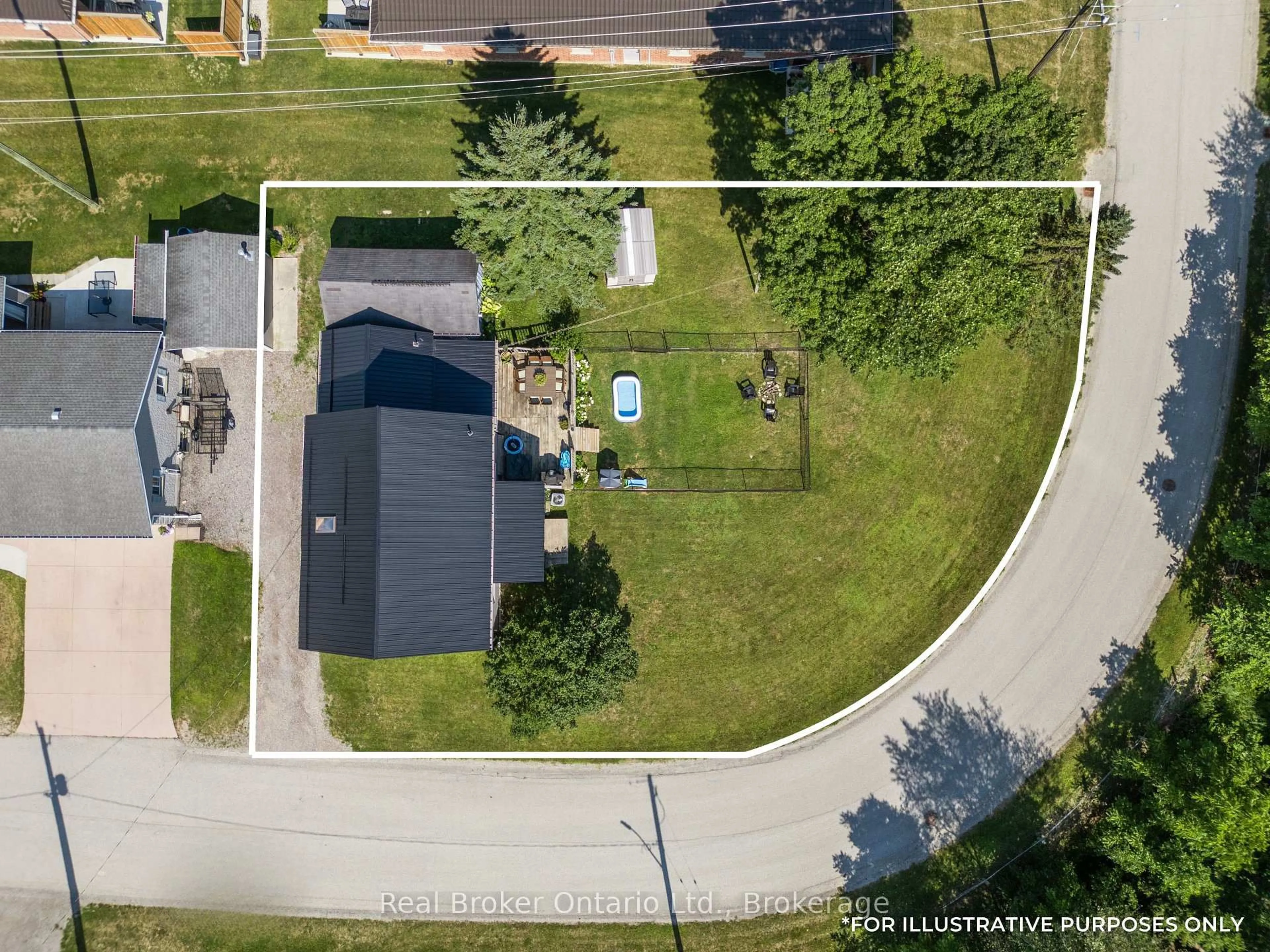 A pic from outside/outdoor area/front of a property/back of a property/a pic from drone, street for 1 Wall St, South Bruce Ontario N0G 2S0
