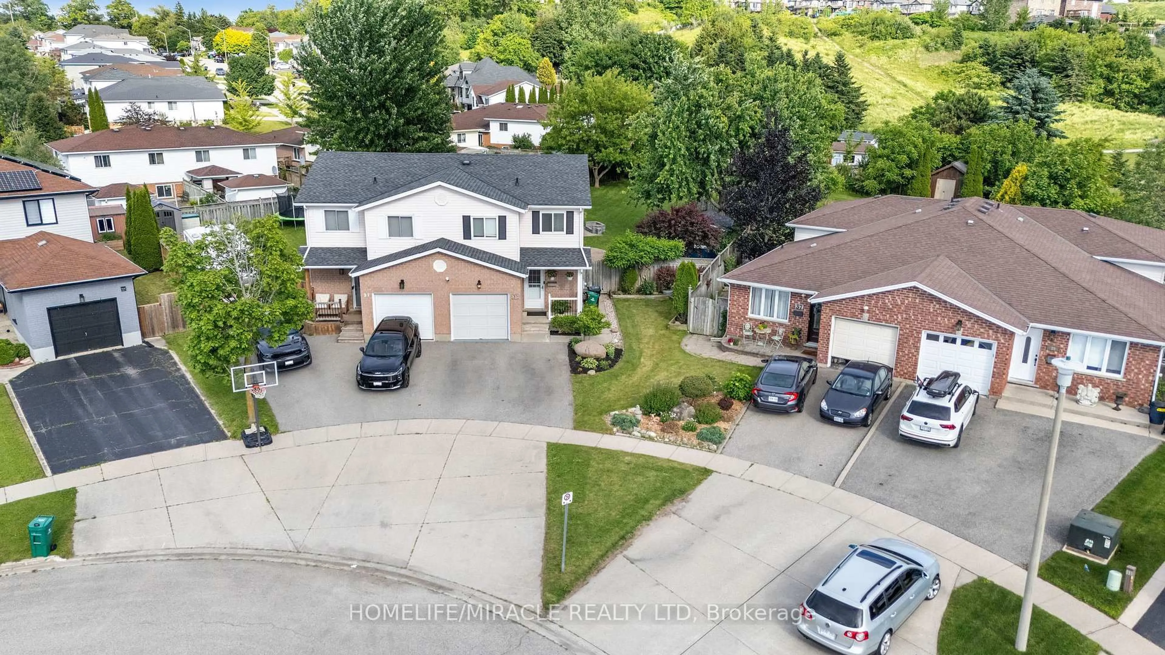 A pic from outside/outdoor area/front of a property/back of a property/a pic from drone, street for 33 Remple Crt, Cambridge Ontario N1P 1C2