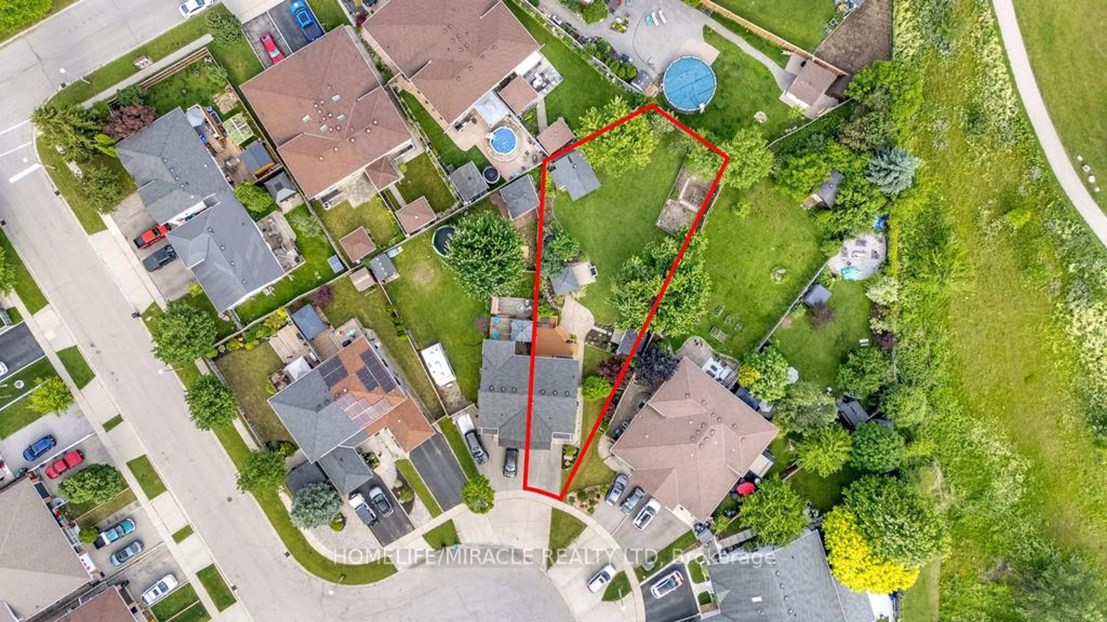 A pic from outside/outdoor area/front of a property/back of a property/a pic from drone, street for 33 Remple Crt, Cambridge Ontario N1P 1C2