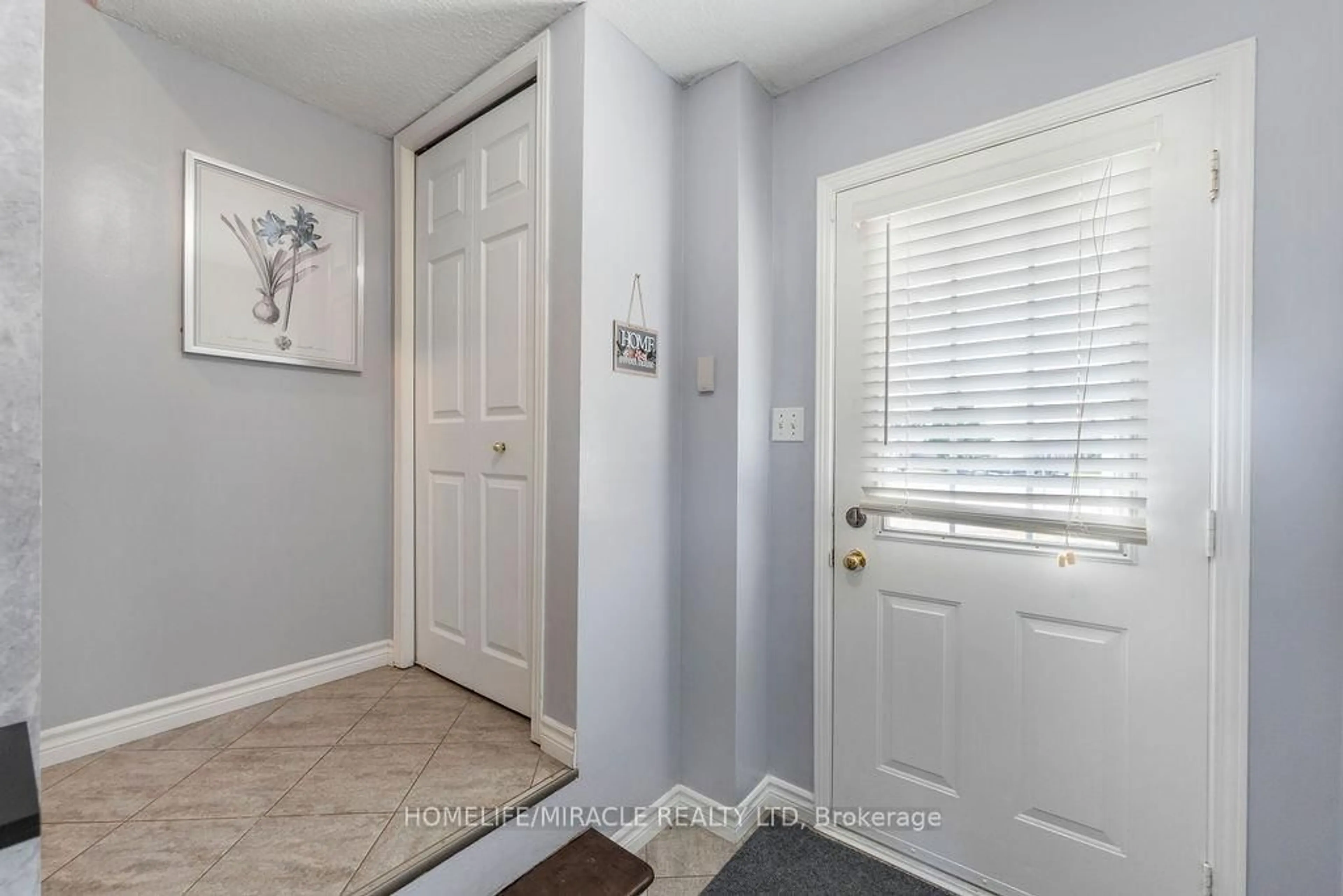 Indoor entryway for 33 Remple Crt, Cambridge Ontario N1P 1C2