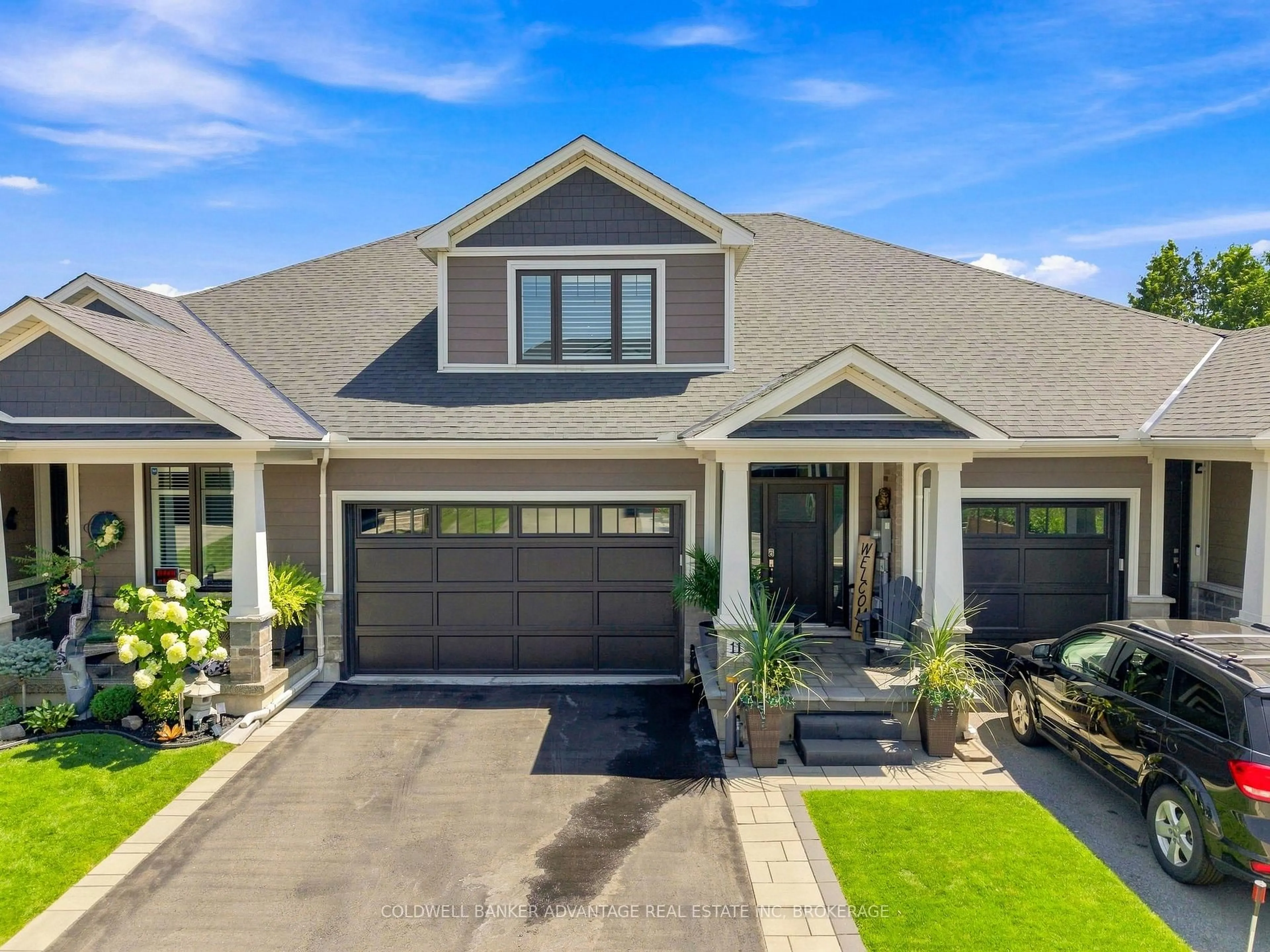 Home with vinyl exterior material, street for 11 Dandurand Crt, Grimsby Ontario L3M 0H7