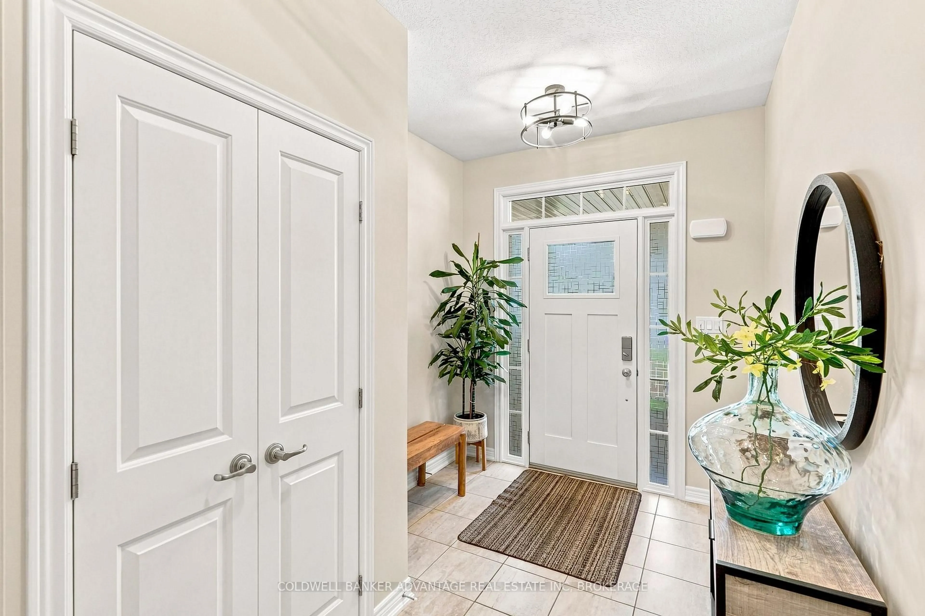 Indoor entryway for 11 Dandurand Crt, Grimsby Ontario L3M 0H7