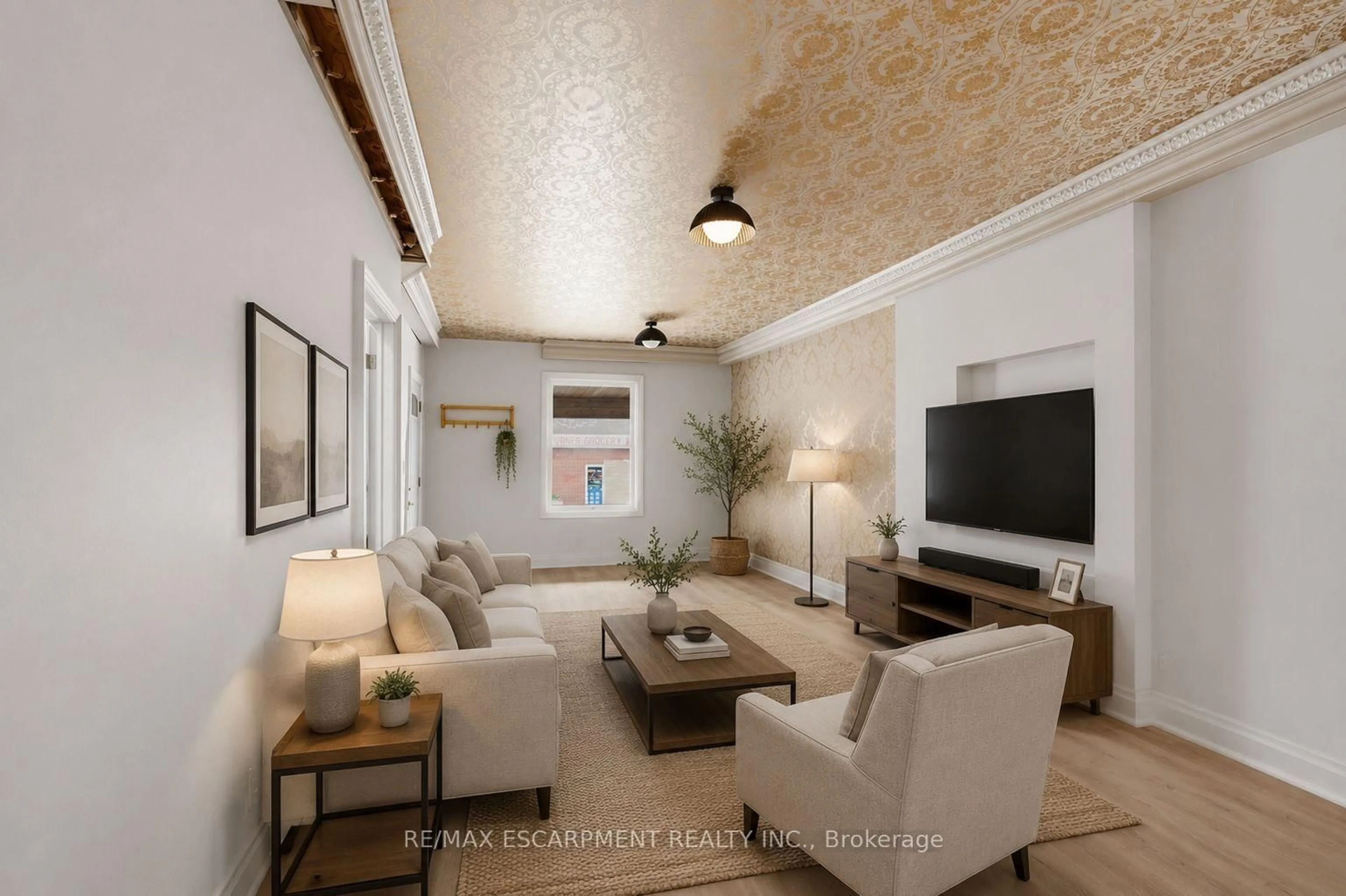 Living room with furniture, unknown for 1062 Cannon St, Hamilton Ontario L8L 2H8