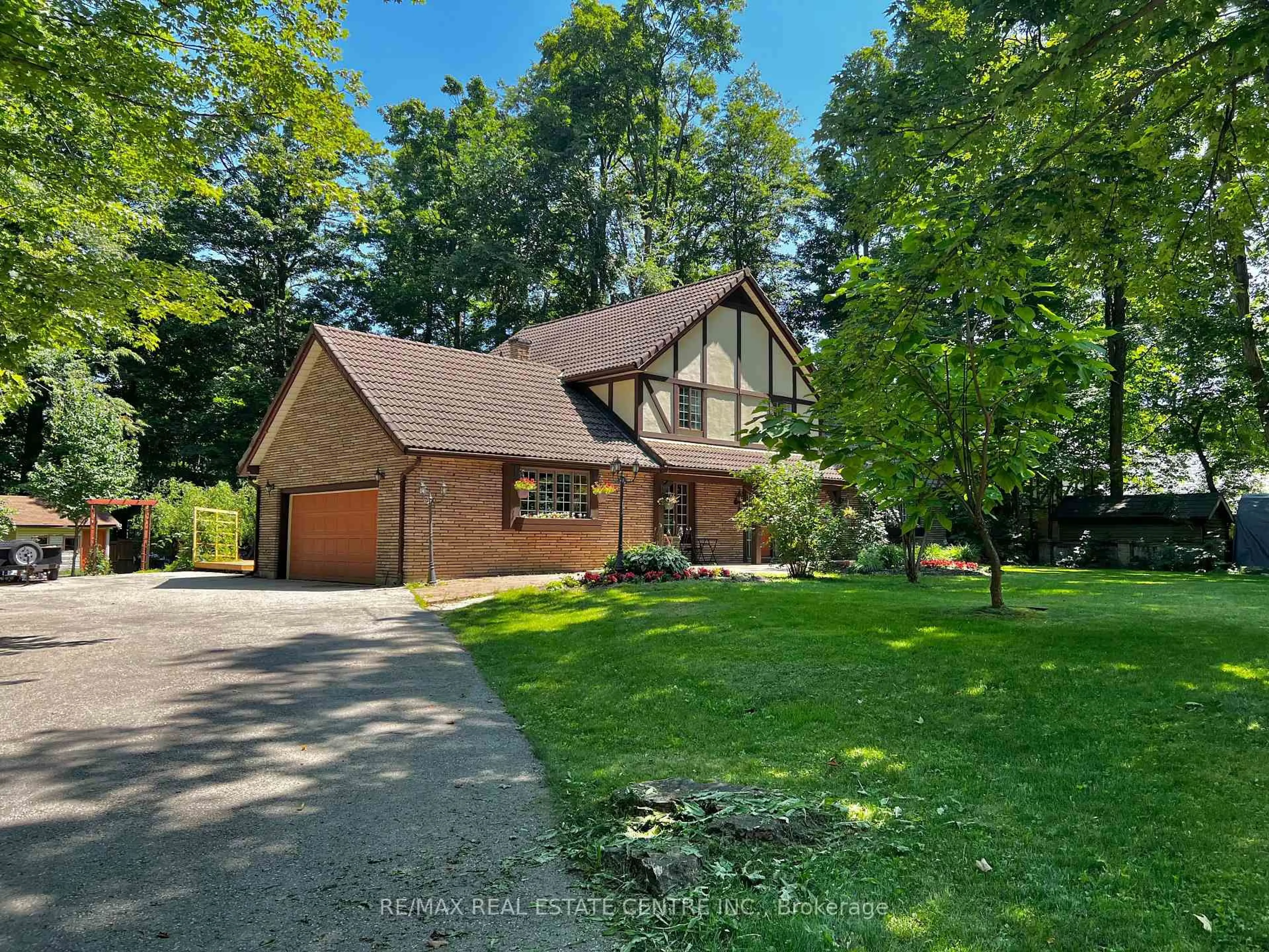 A pic from outside/outdoor area/front of a property/back of a property/a pic from drone, unknown for 132 Birch Grve, Shelburne Ontario L9V 2W3