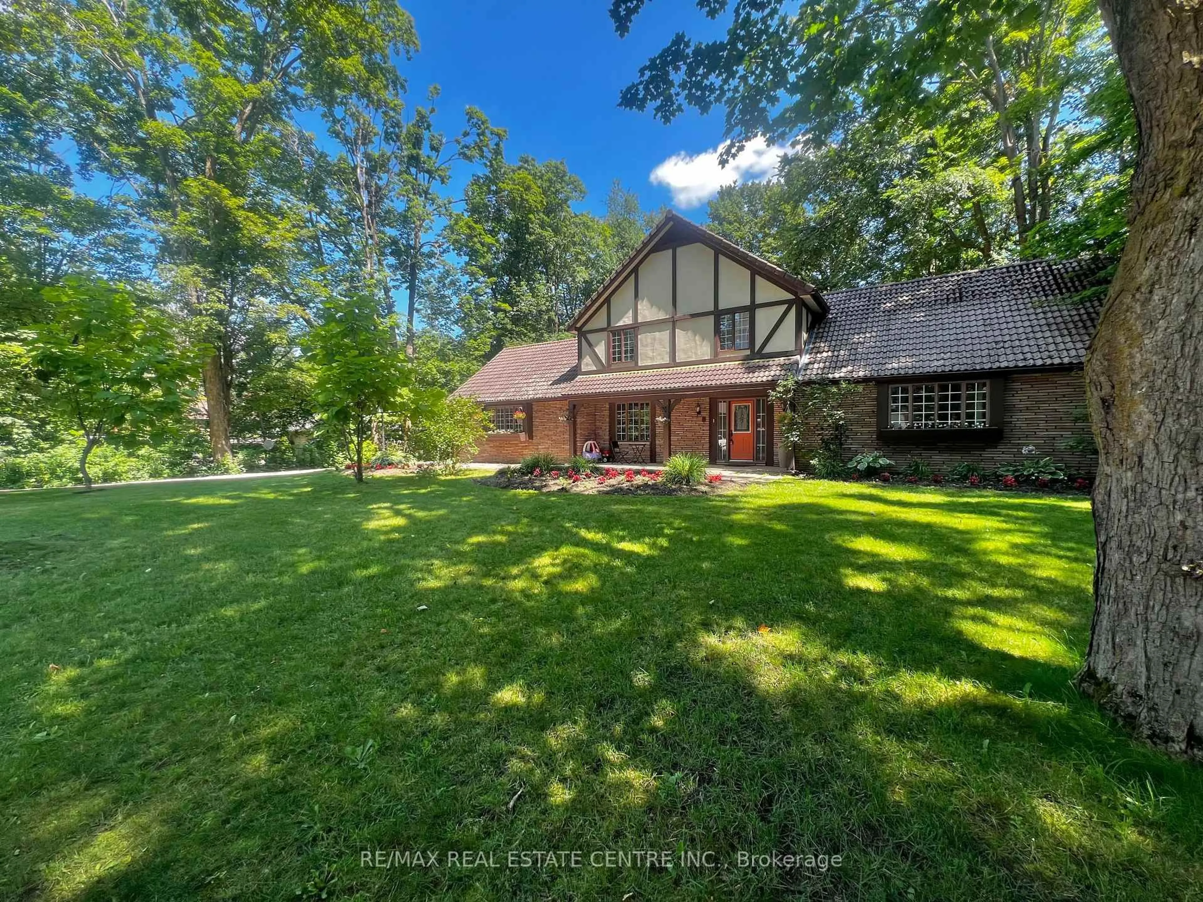 A pic from outside/outdoor area/front of a property/back of a property/a pic from drone, unknown for 132 Birch Grve, Shelburne Ontario L9V 2W3