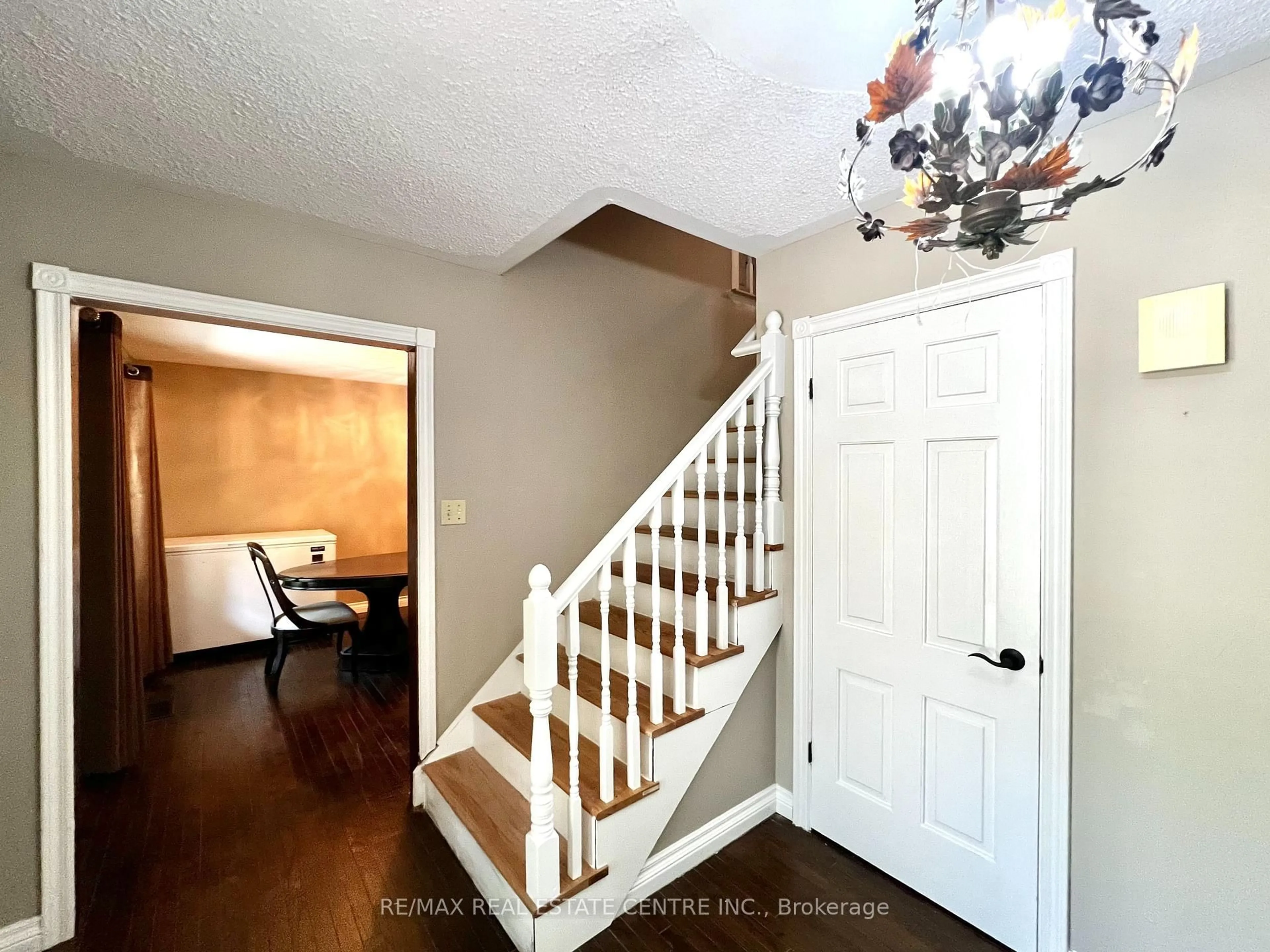 Indoor entryway for 132 Birch Grve, Shelburne Ontario L9V 2W3