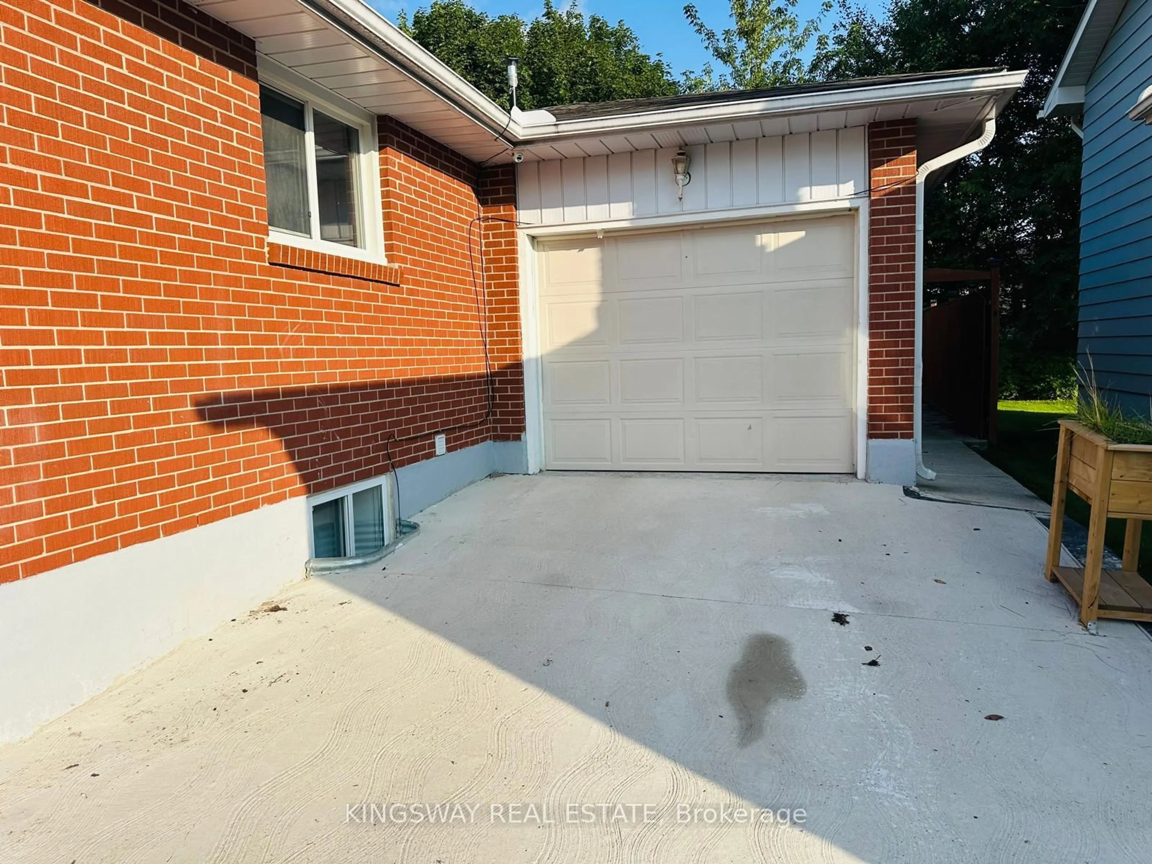 Home with brick exterior material, street for 35 Silver Aspen Cres, Kitchener Ontario N2N 1H5
