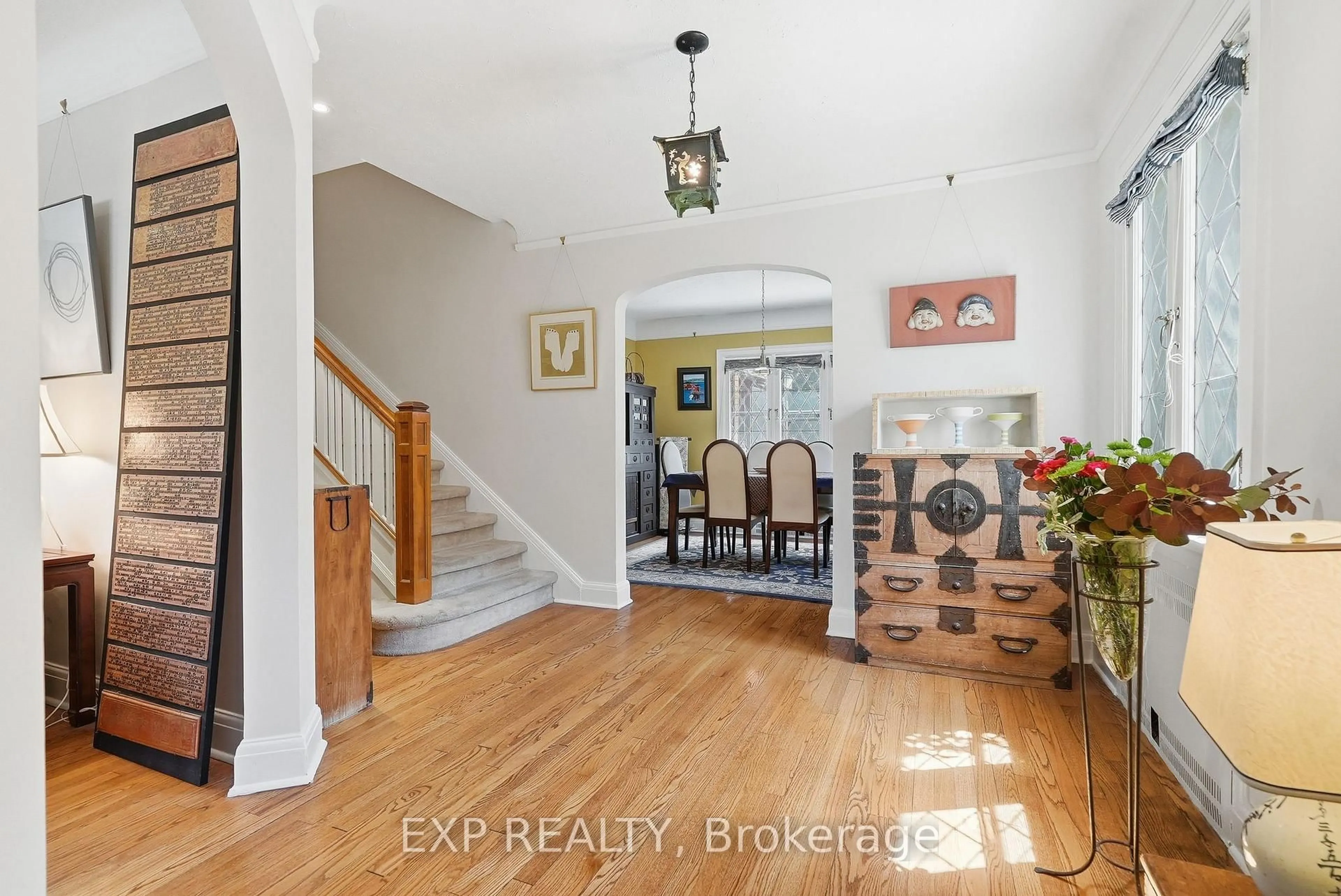 Indoor entryway for 421 Hamilton Ave, Ottawa Ontario K1Y 1E2