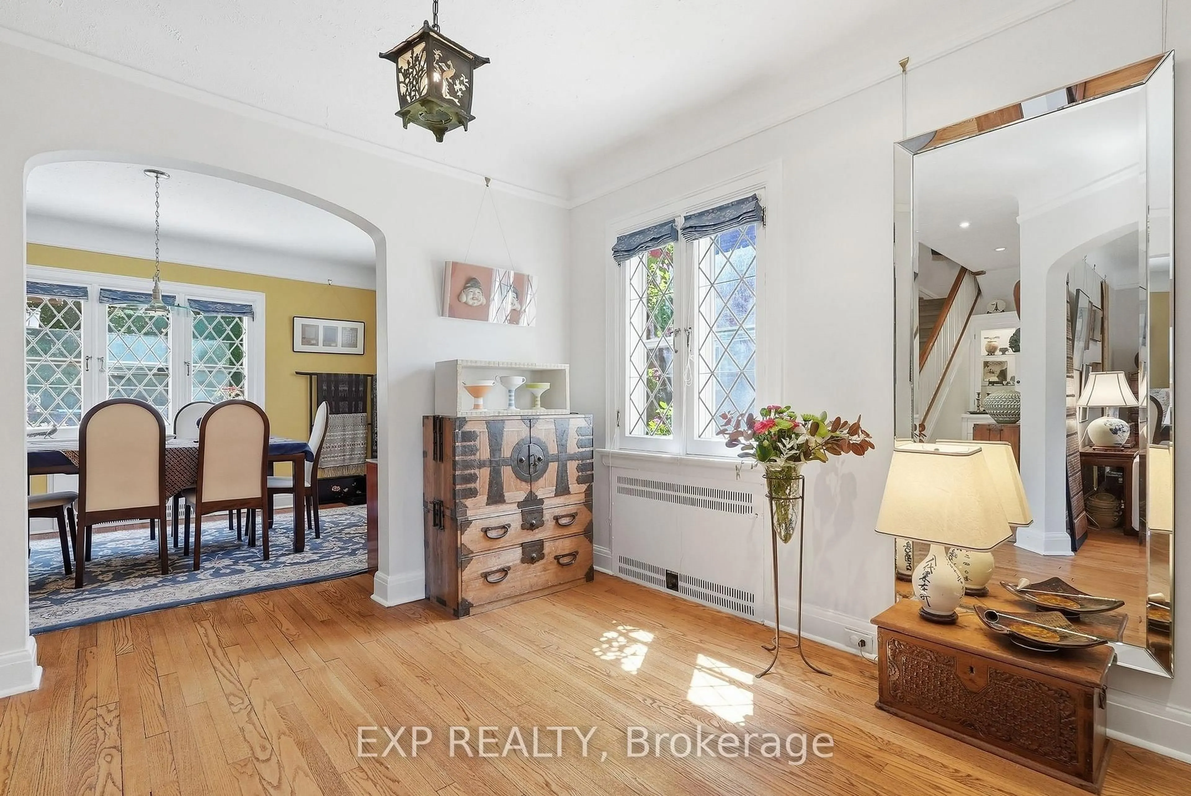 Indoor entryway for 421 Hamilton Ave, Ottawa Ontario K1Y 1E2