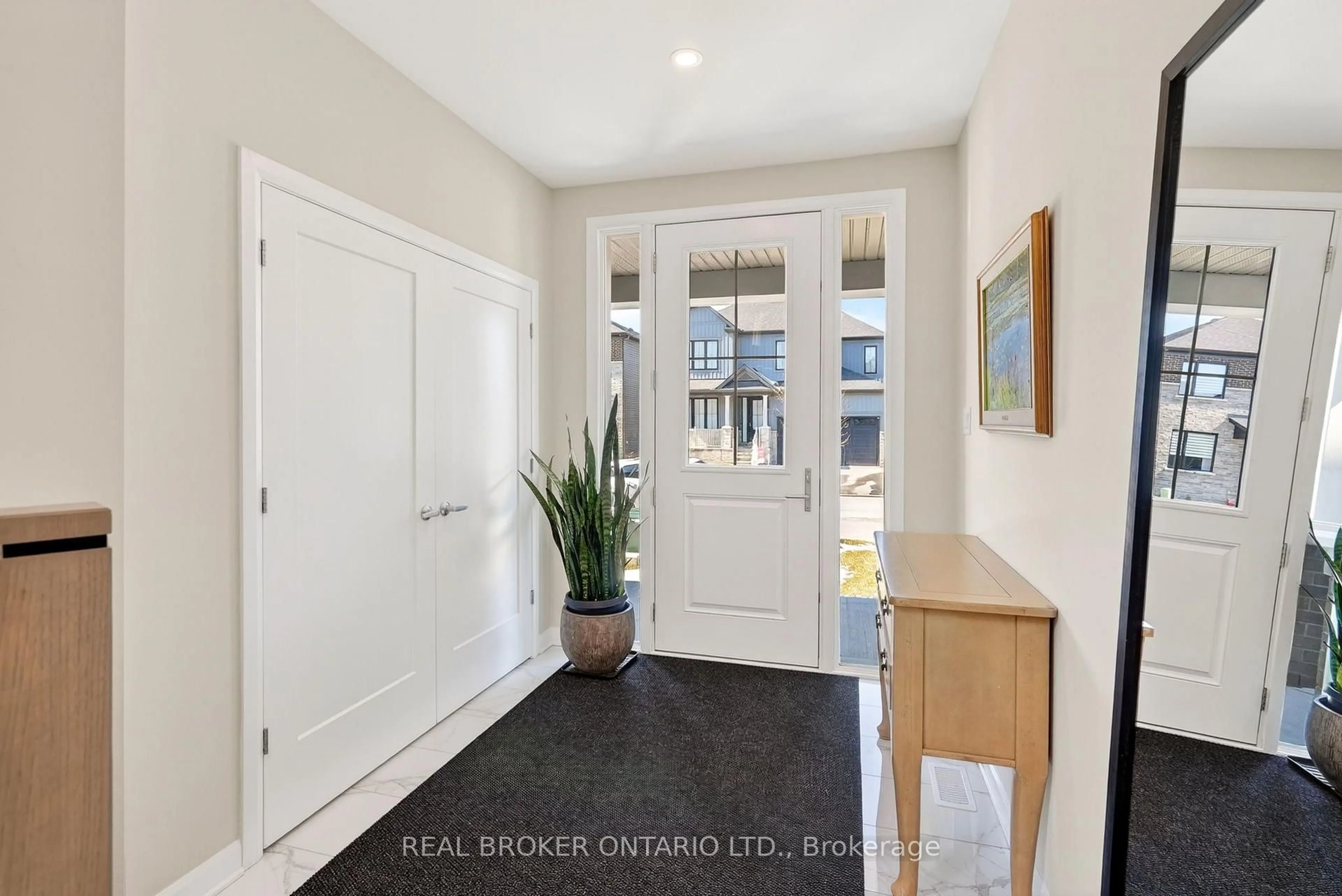 Indoor entryway for 548 Anchor Circ, Ottawa Ontario K4M 0N4