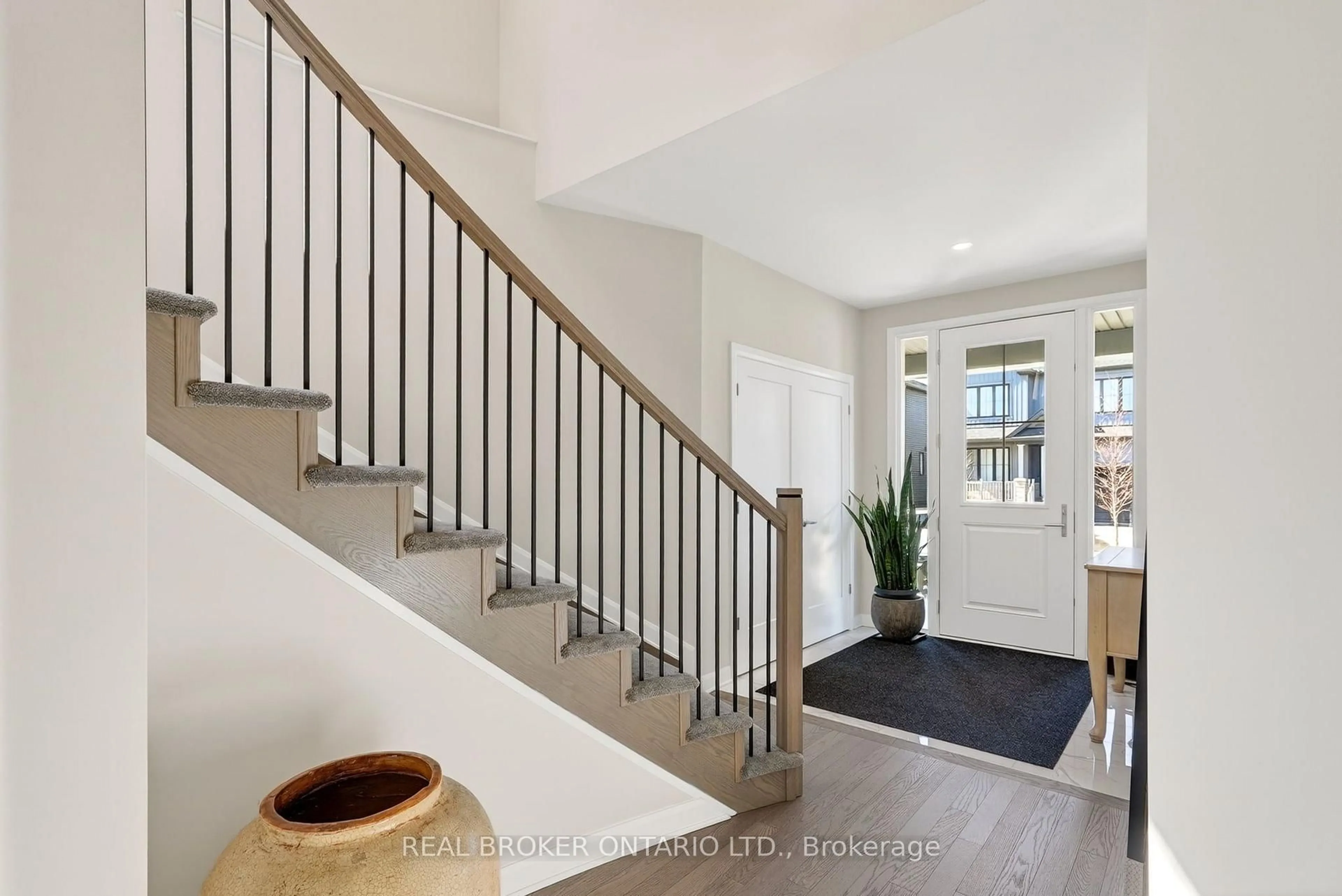 Indoor entryway for 548 Anchor Circ, Ottawa Ontario K4M 0N4