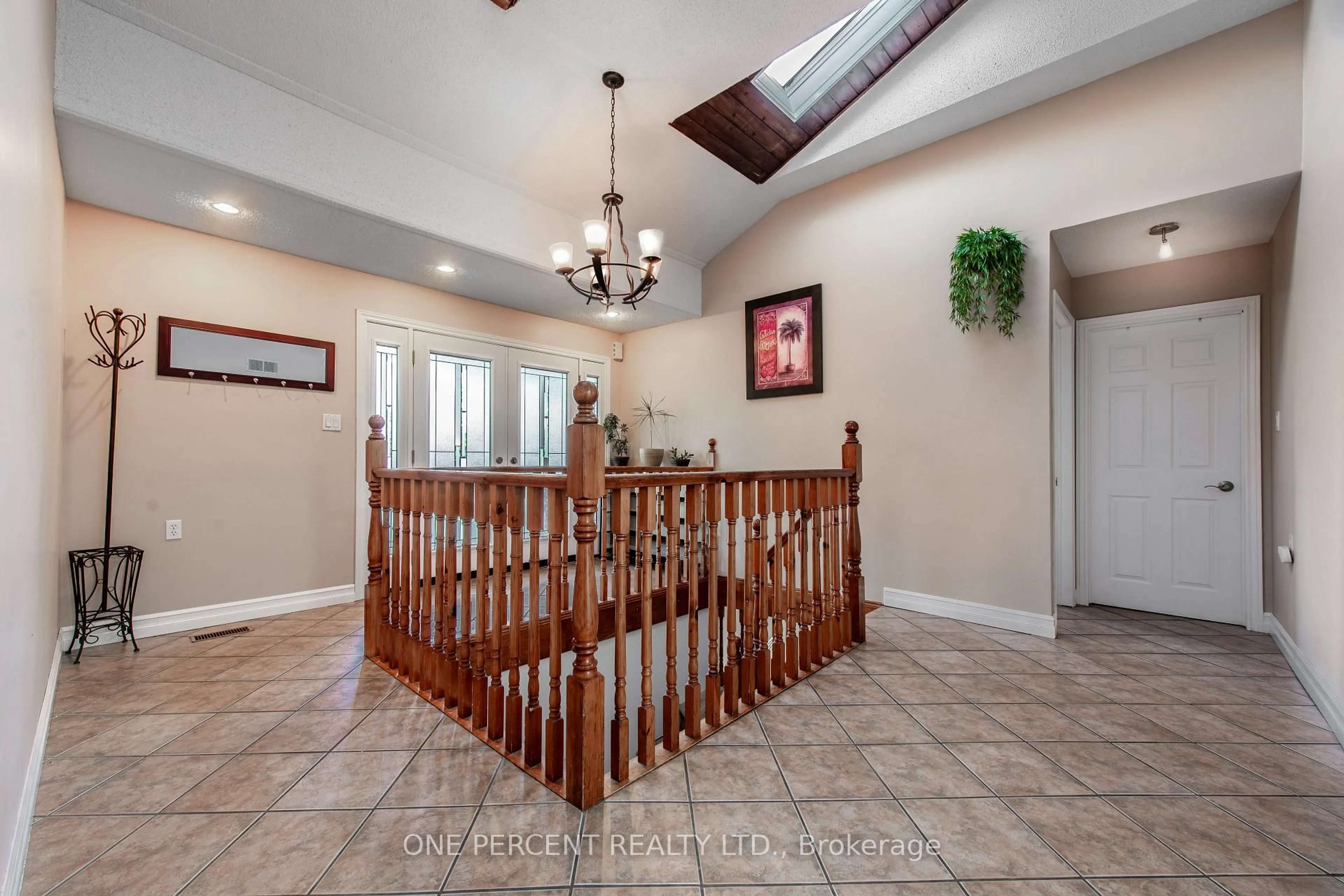 Indoor foyer for 10 Campbell Rd, Mono Ontario L9W 5R4