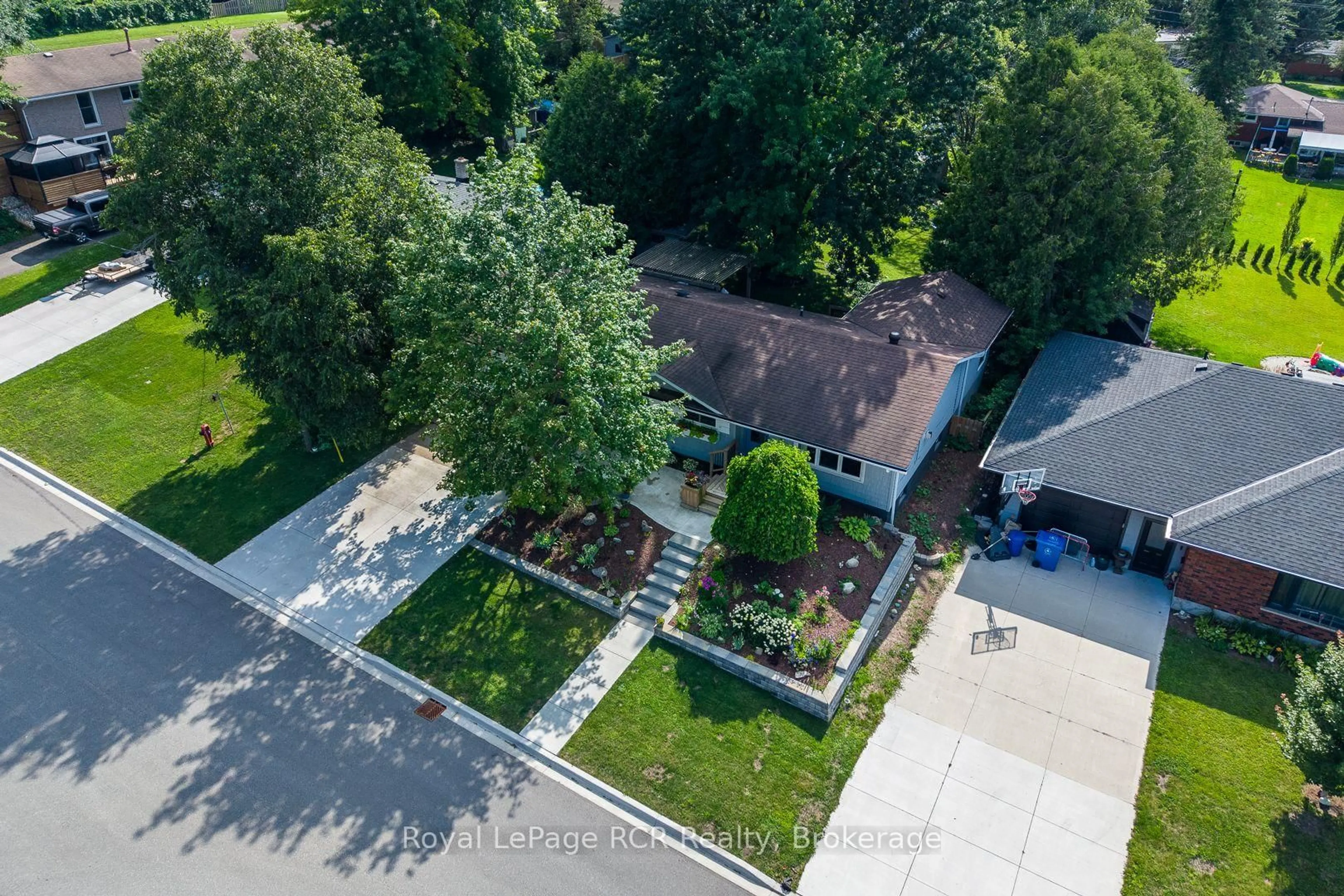 A pic from outside/outdoor area/front of a property/back of a property/a pic from drone, unknown for 142 12th Ave, Hanover Ontario N4N 2S7