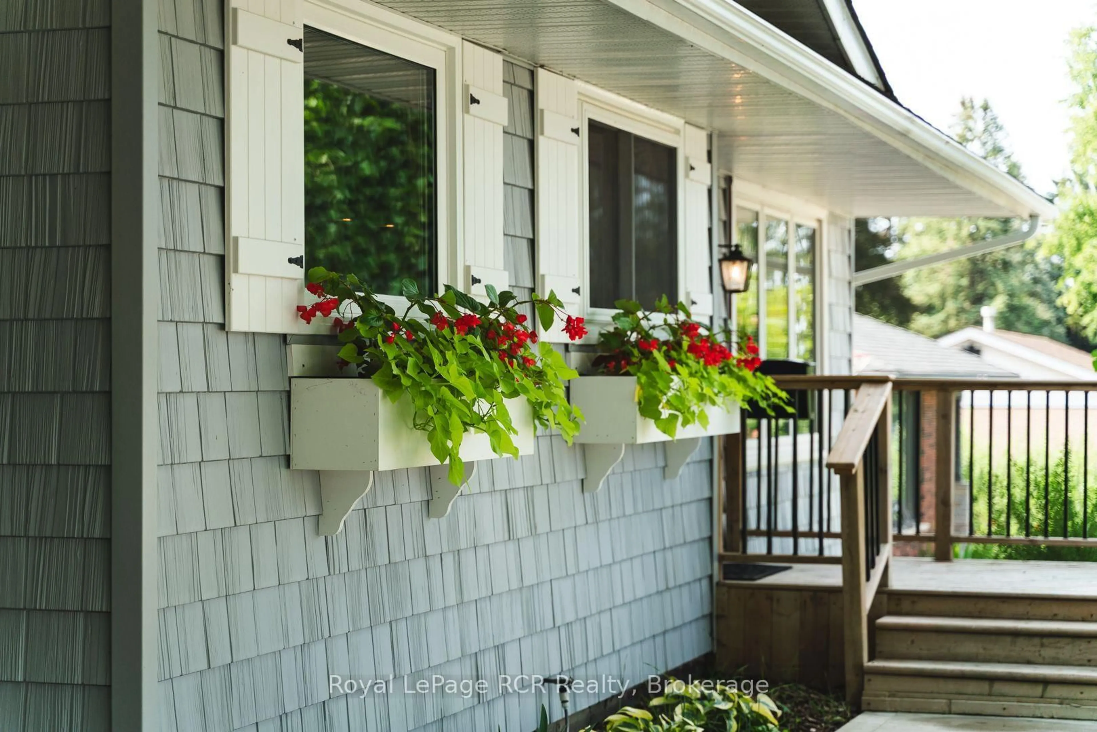 Home with vinyl exterior material, street for 142 12th Ave, Hanover Ontario N4N 2S7