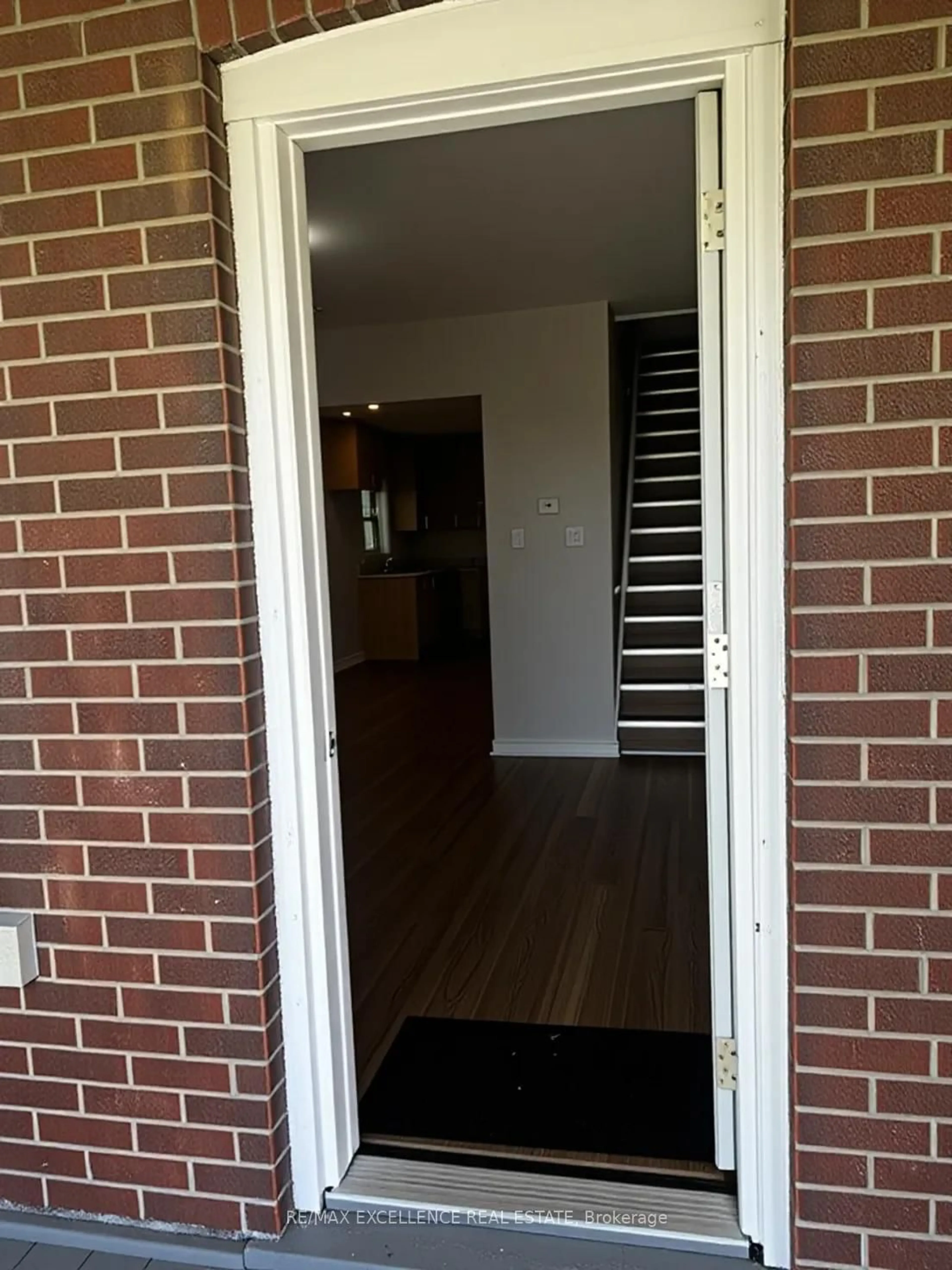 Indoor entryway for 4255 STANLEY Ave, Niagara Falls Ontario L2G 4Z3