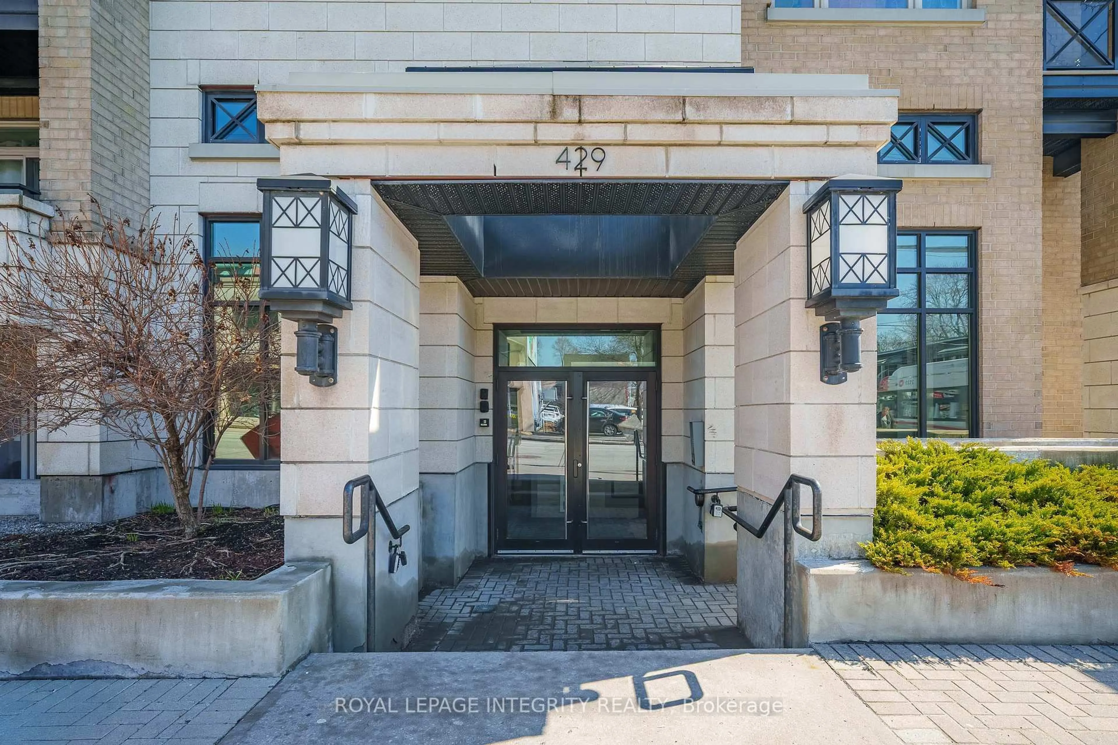 Indoor foyer for 429 Kent St #320, Ottawa Ontario K2P 1B5