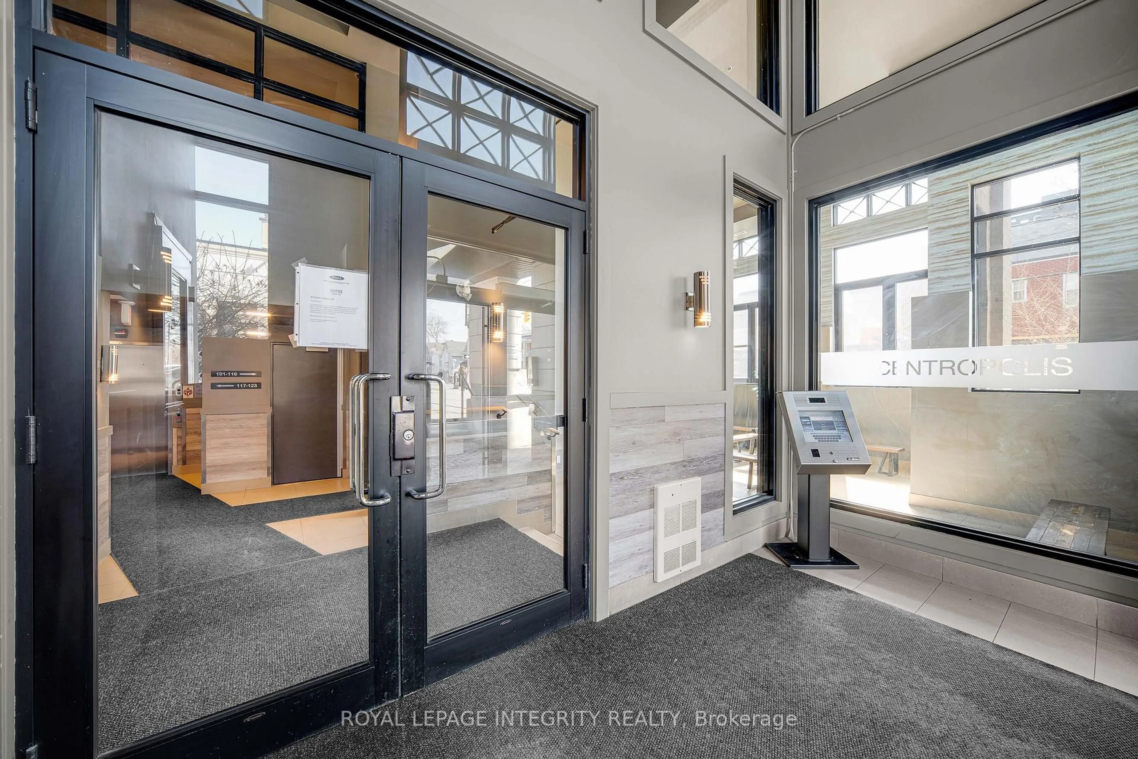 Indoor entryway for 429 Kent St #320, Ottawa Ontario K2P 1B5