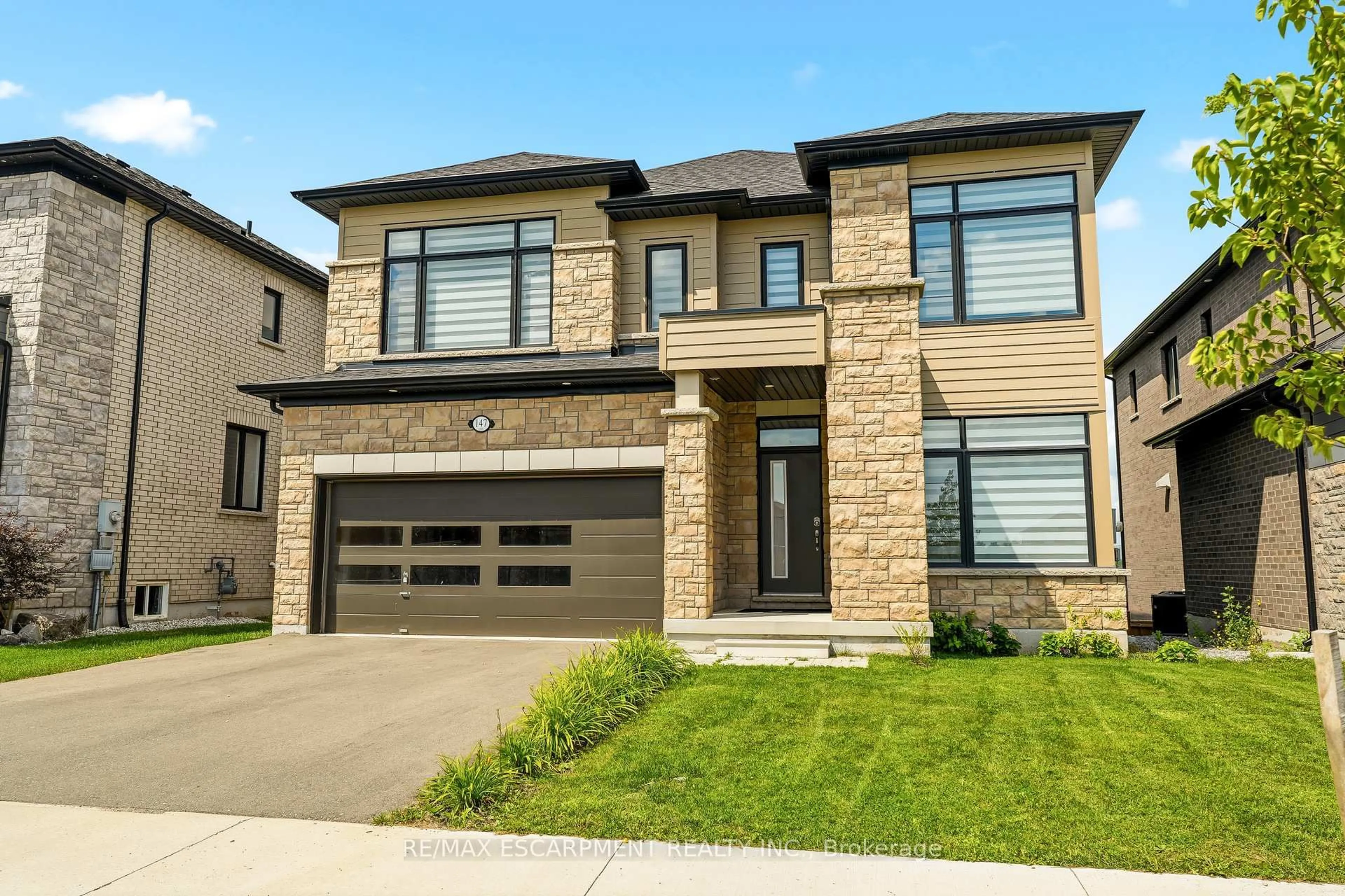 Home with brick exterior material, street for 147 Midland Pl, Welland Ontario L3B 0H4