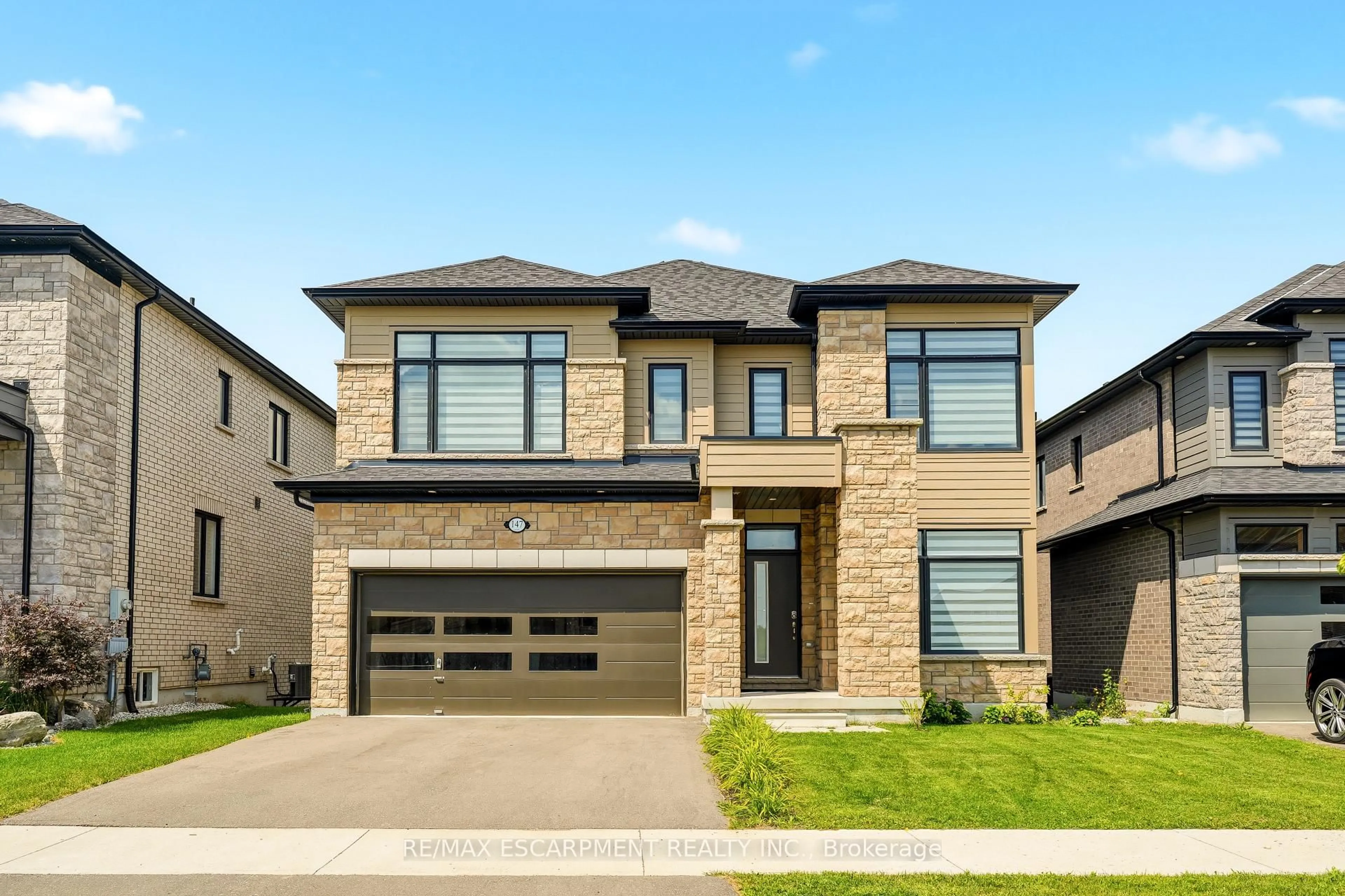 Home with brick exterior material, street for 147 Midland Pl, Welland Ontario L3B 0H4