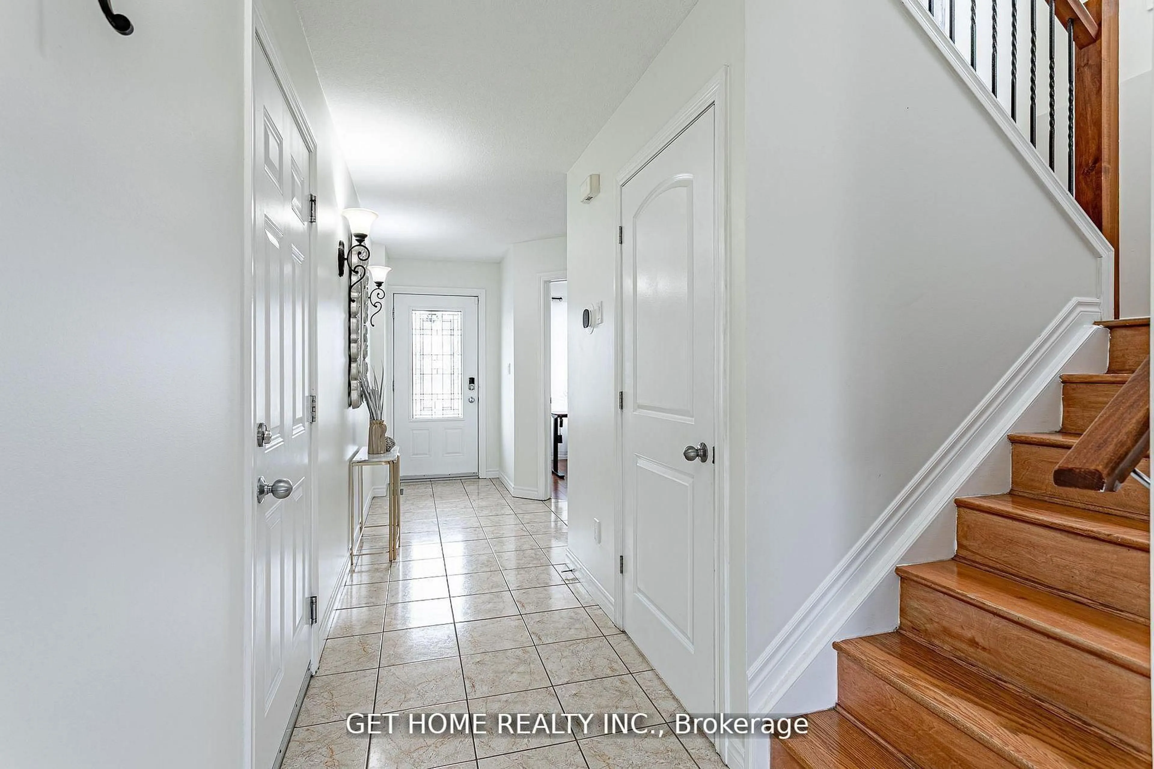 Indoor entryway for 70 Tanoak Dr ##53, London North Ontario N6G 5R3