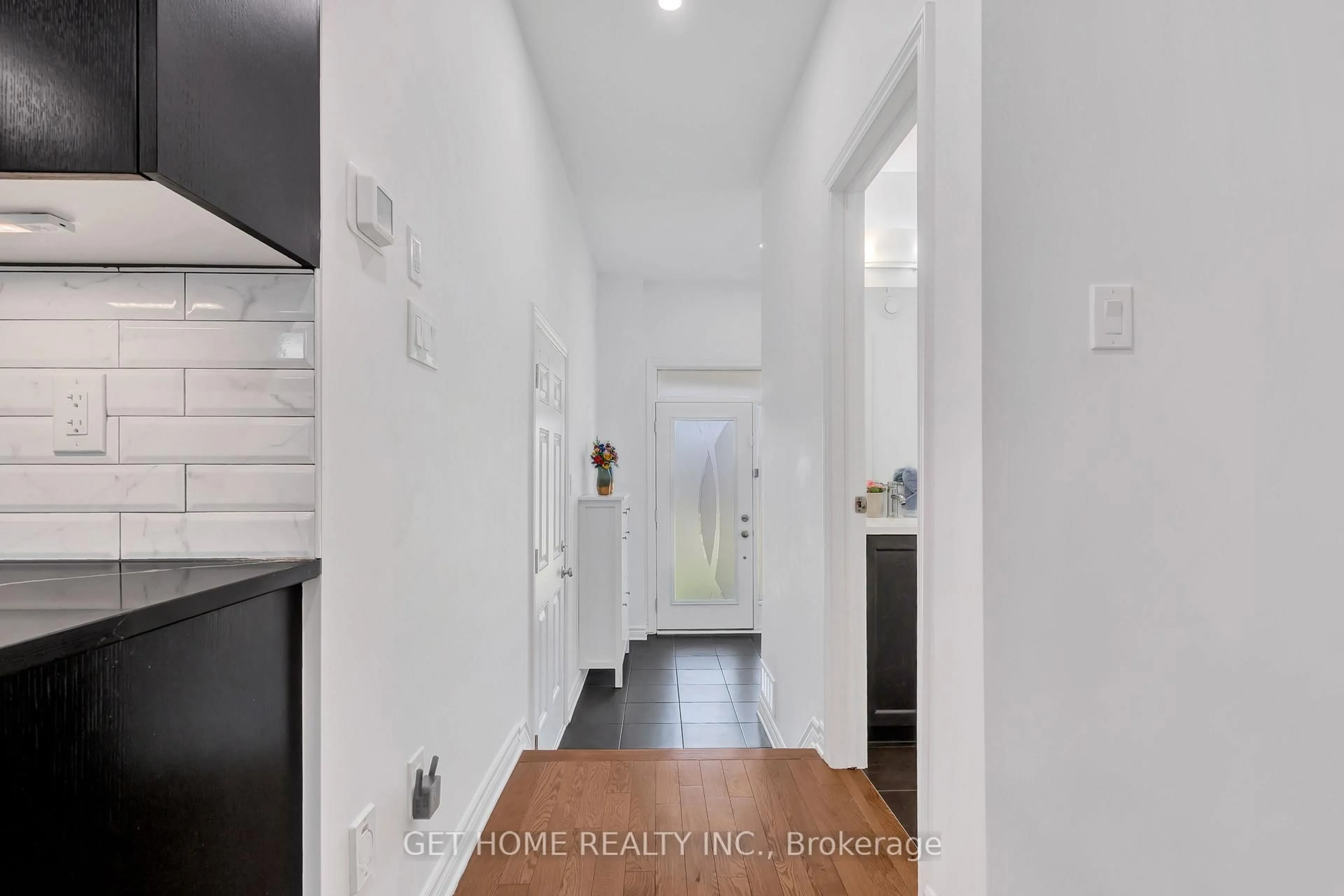 Indoor entryway for 39 Hermes Ave, Ottawa Ontario K4M 0K7