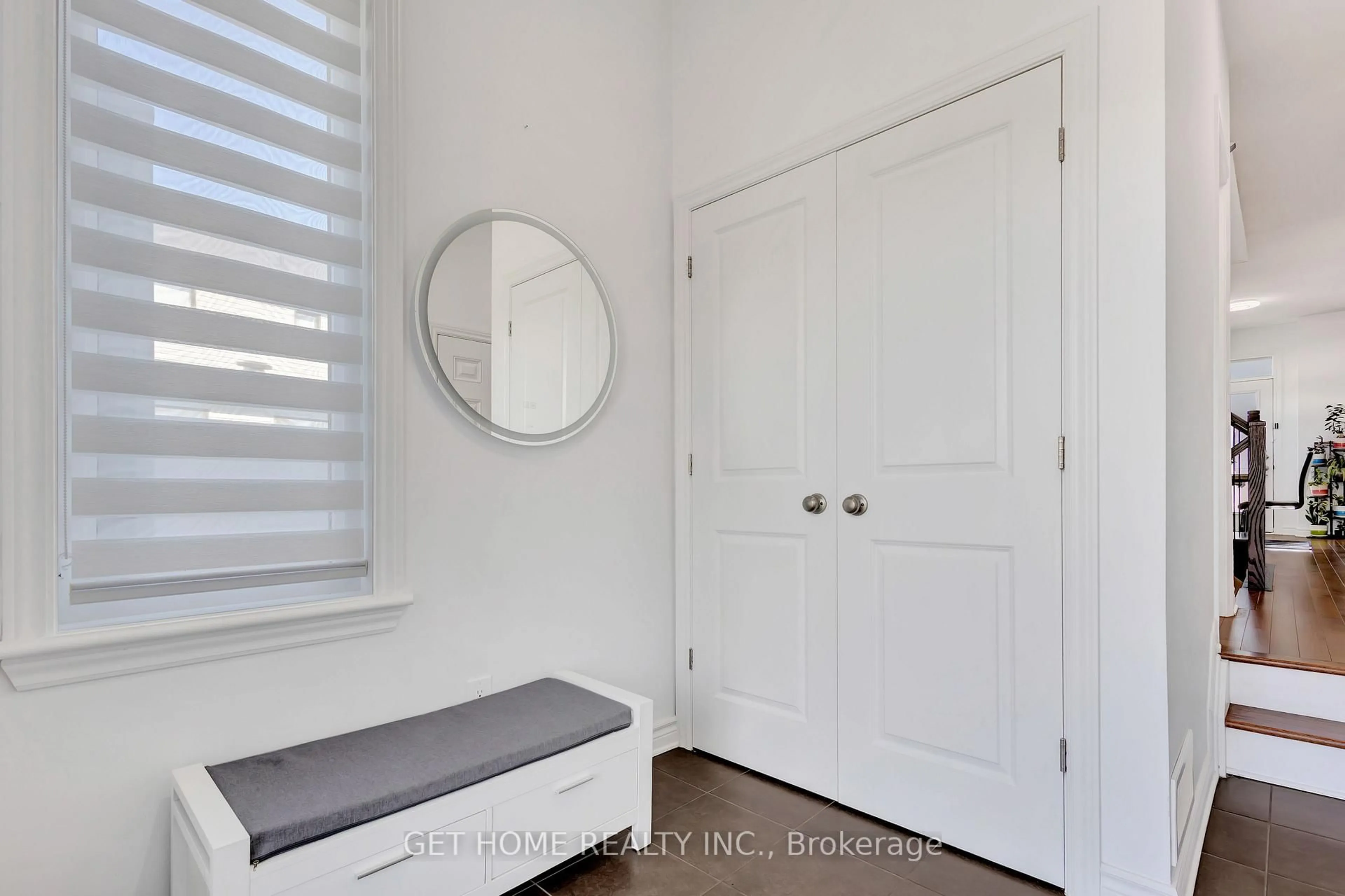 Indoor entryway for 39 Hermes Ave, Ottawa Ontario K4M 0K7