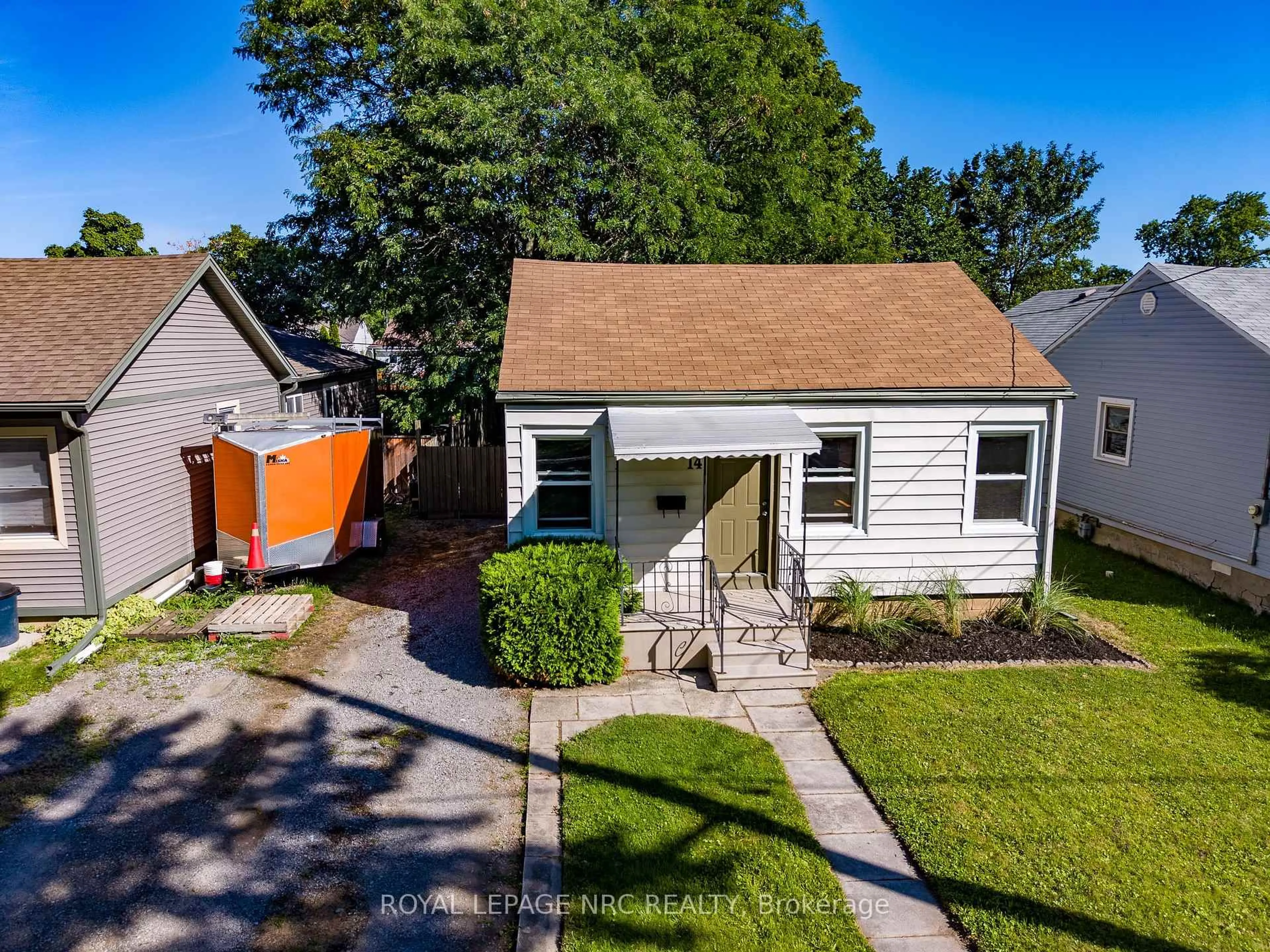 A pic from outside/outdoor area/front of a property/back of a property/a pic from drone, street for 14 Hilda St, St. Catharines Ontario L2S 1Z8