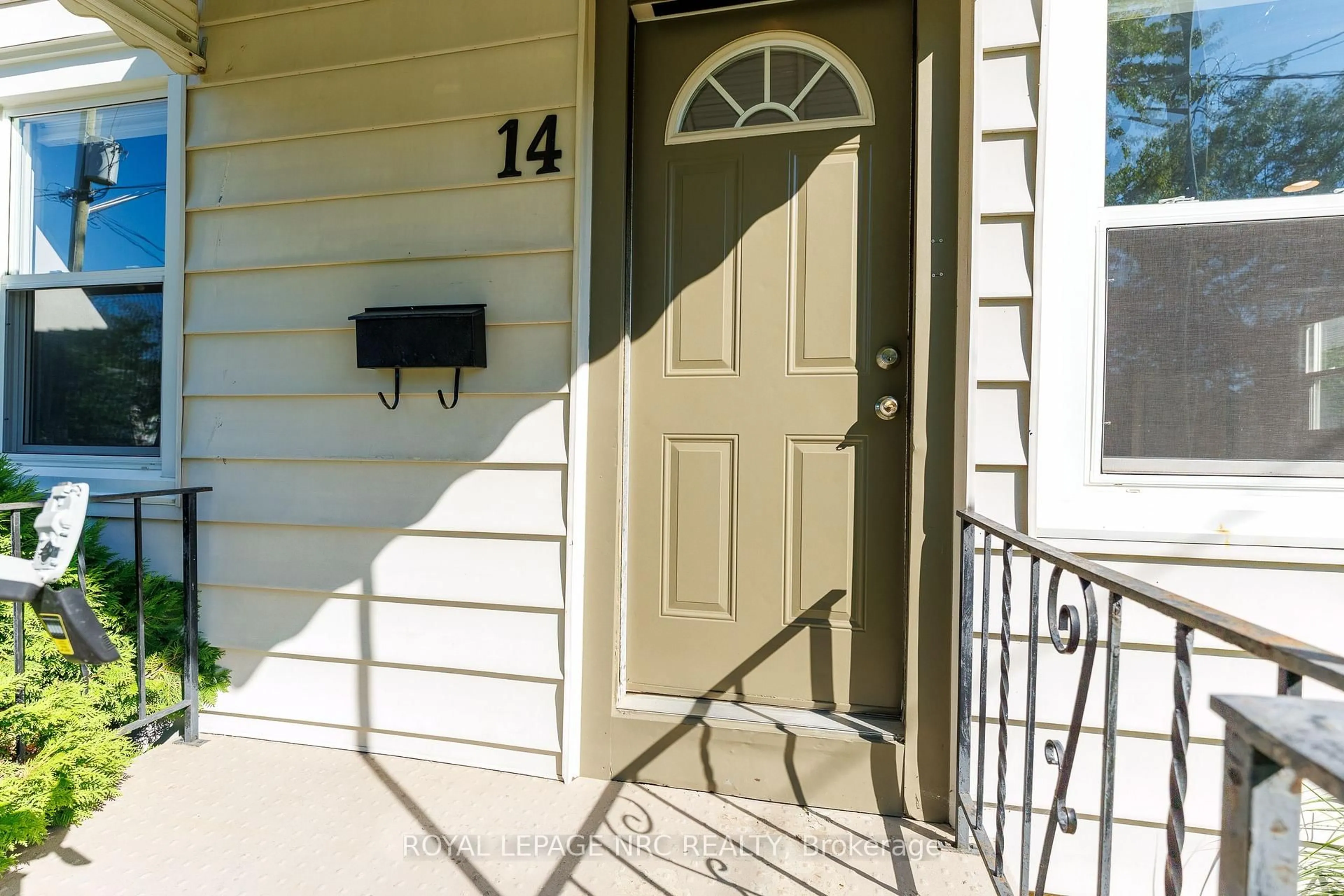 Indoor entryway for 14 Hilda St, St. Catharines Ontario L2S 1Z8