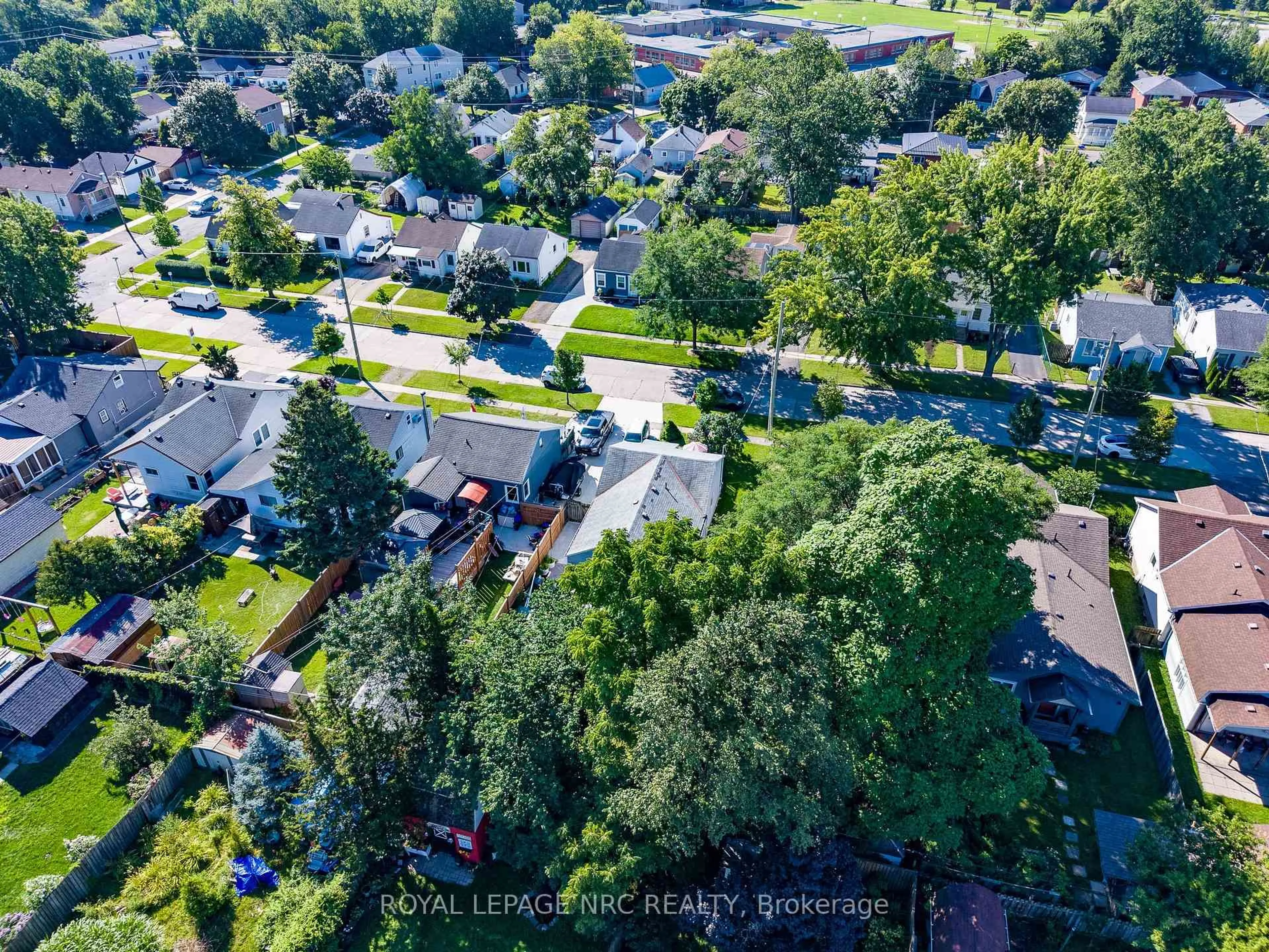 A pic from outside/outdoor area/front of a property/back of a property/a pic from drone, street for 14 Hilda St, St. Catharines Ontario L2S 1Z8