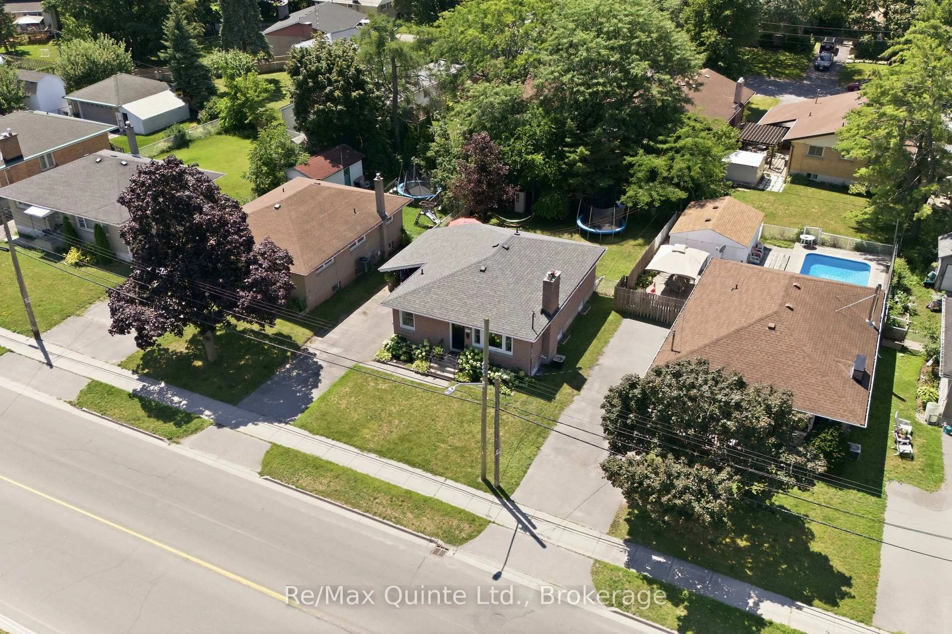 A pic from outside/outdoor area/front of a property/back of a property/a pic from drone, street for 248 Farley Ave, Belleville Ontario K8N 4L5