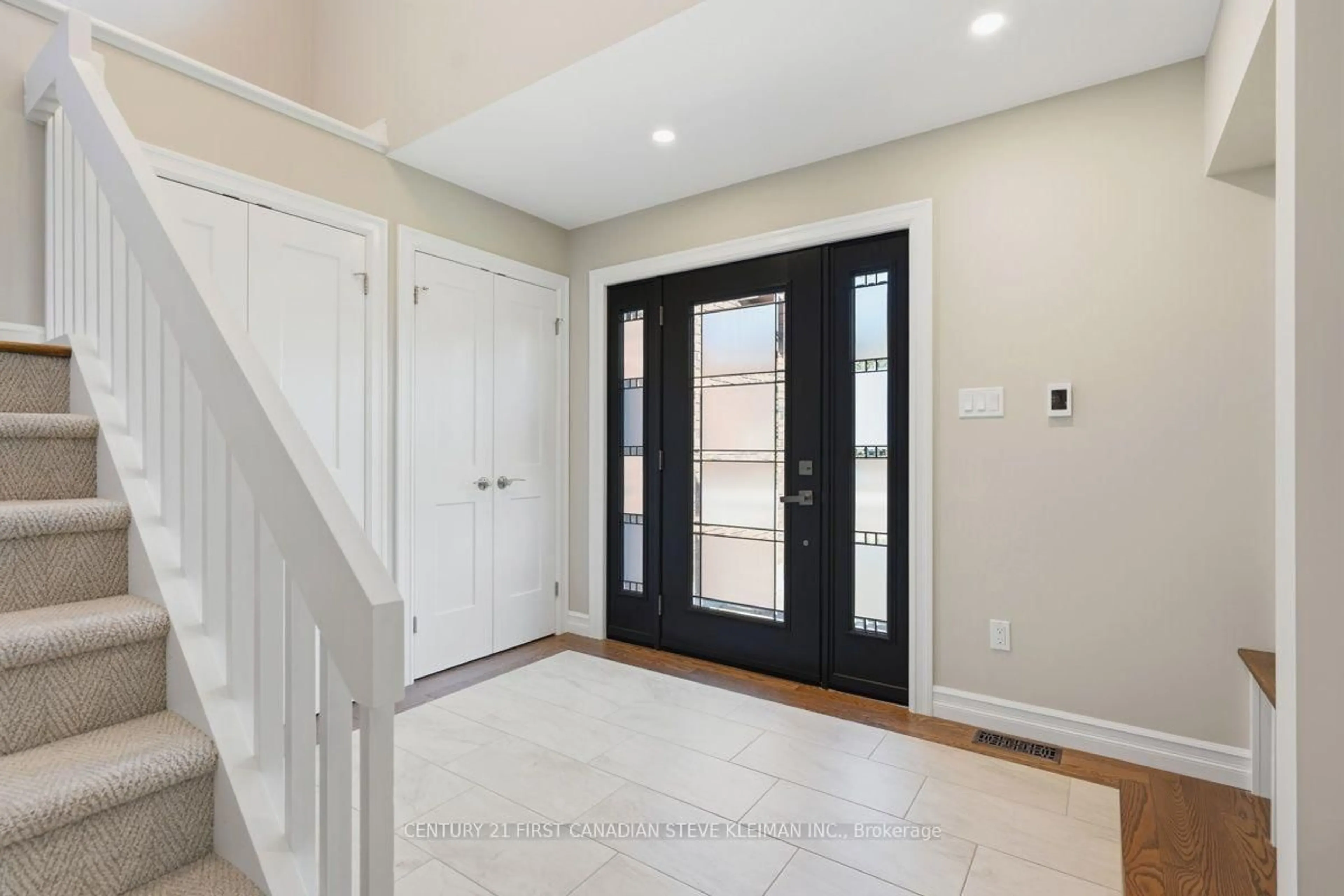 Indoor entryway for 128 SALISBURY Dr, Middlesex Centre Ontario N0M 1P0