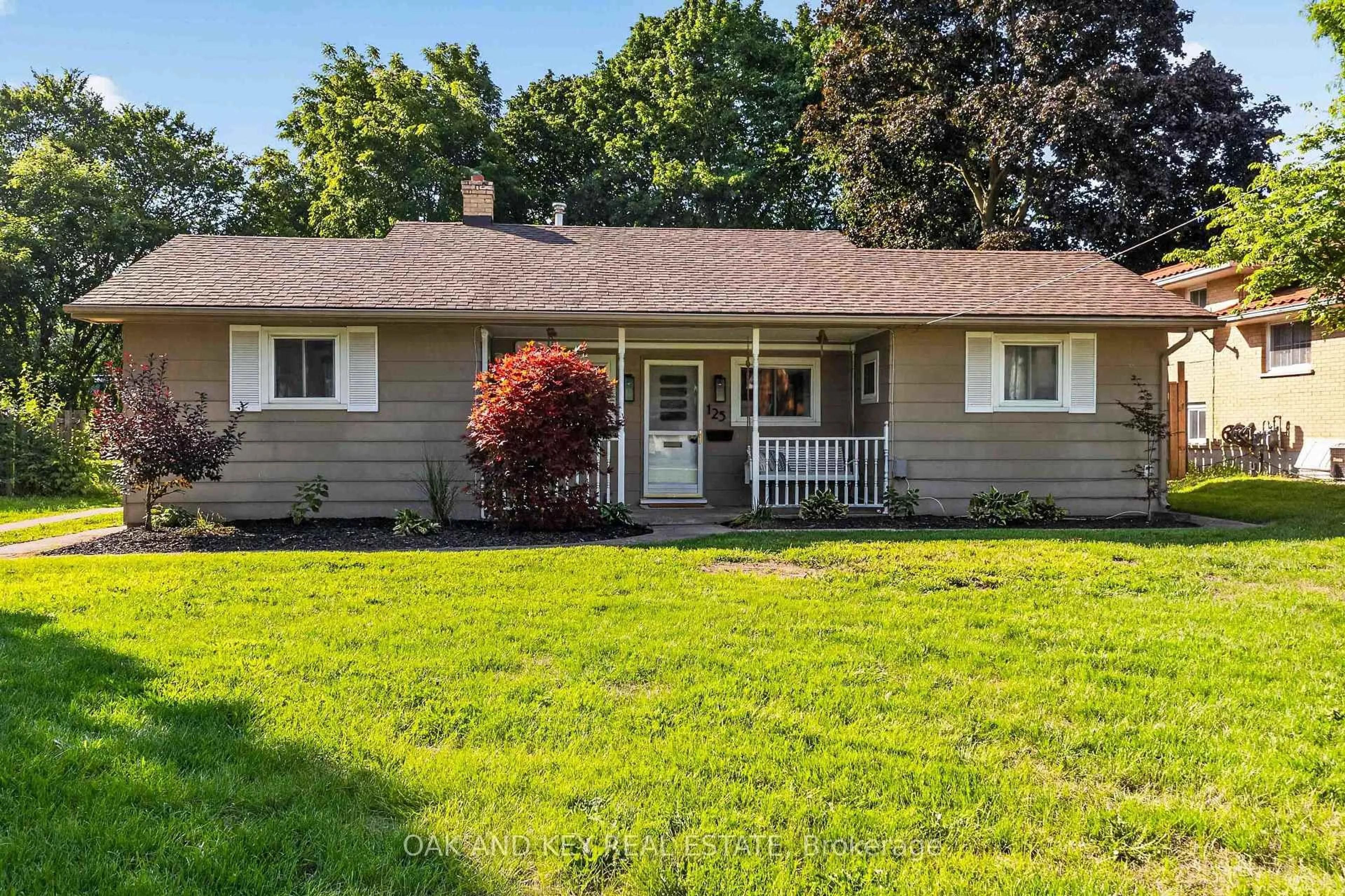Home with vinyl exterior material, street for 125 Keefer St, Strathroy-Caradoc Ontario N7G 1E1