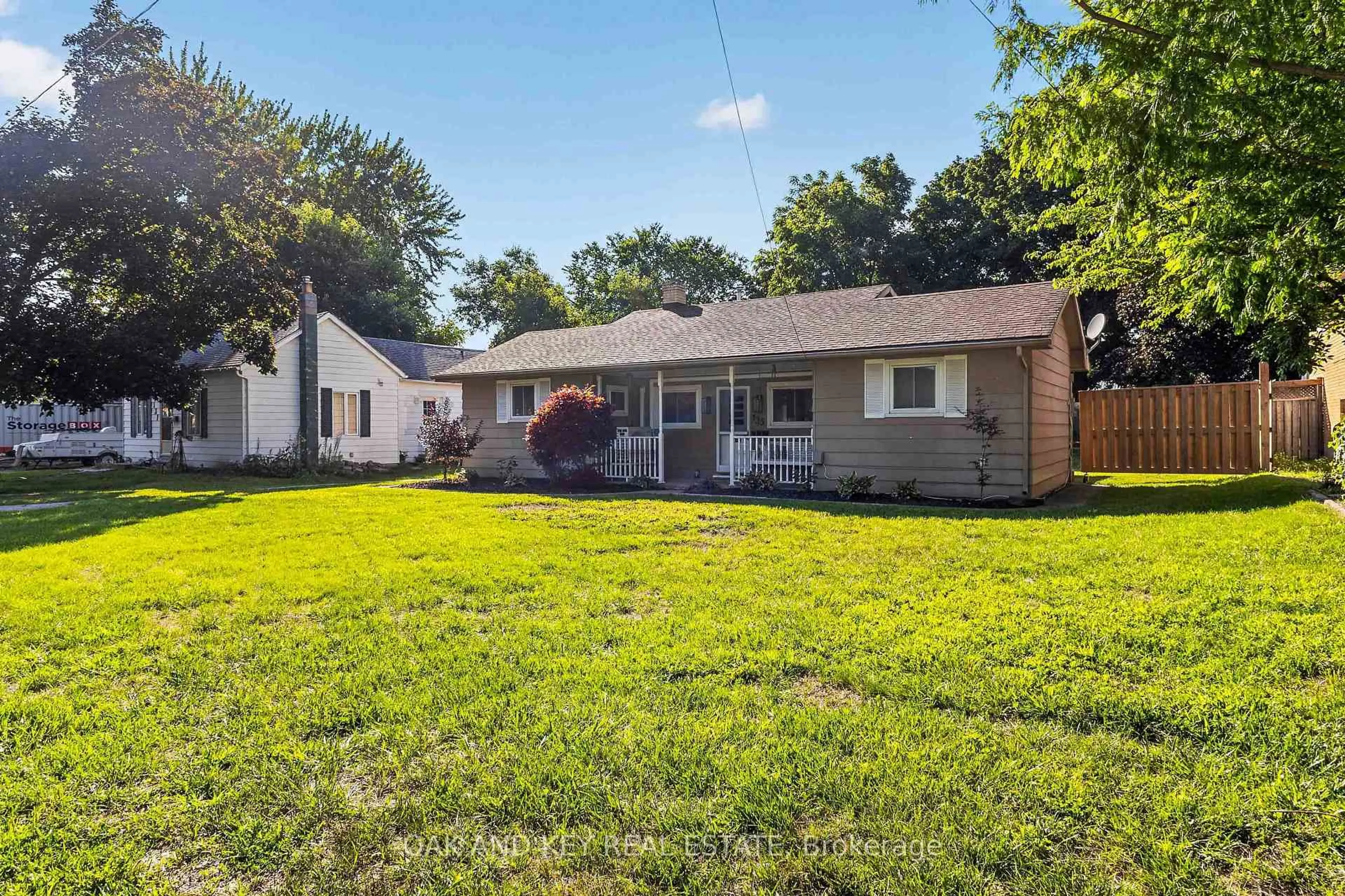 A pic from outside/outdoor area/front of a property/back of a property/a pic from drone, street for 125 Keefer St, Strathroy-Caradoc Ontario N7G 1E1