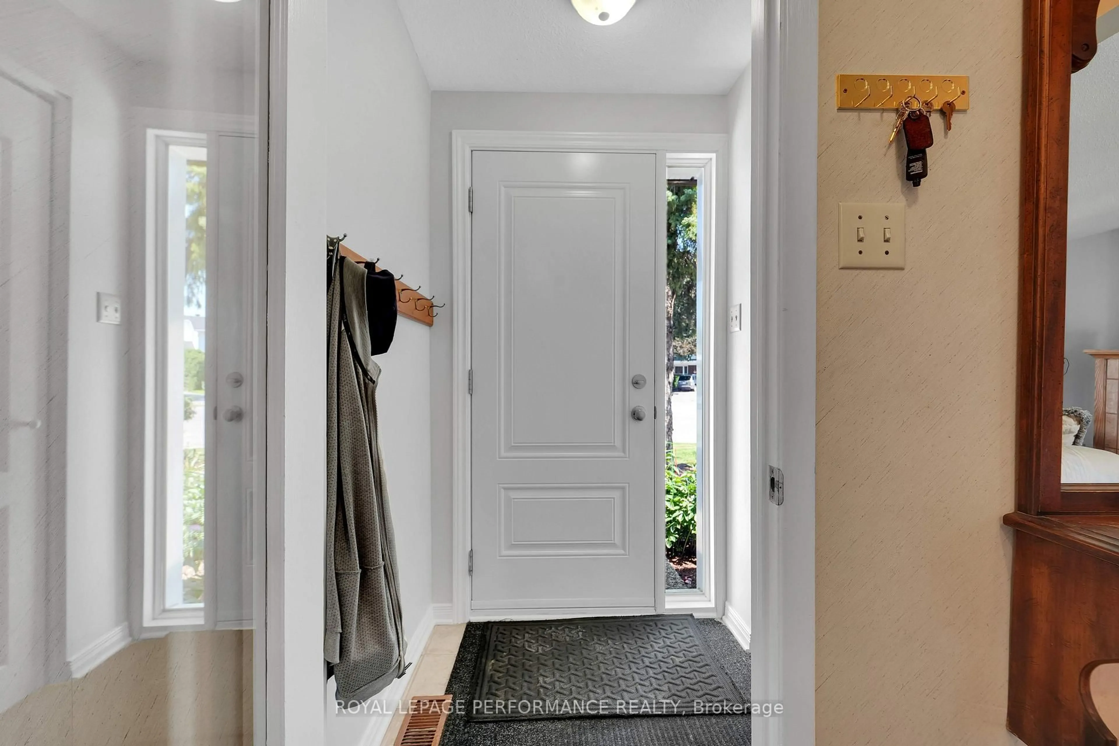 Indoor entryway for 1080 Cloverlawn Crt, Ottawa Ontario K1J 6V8