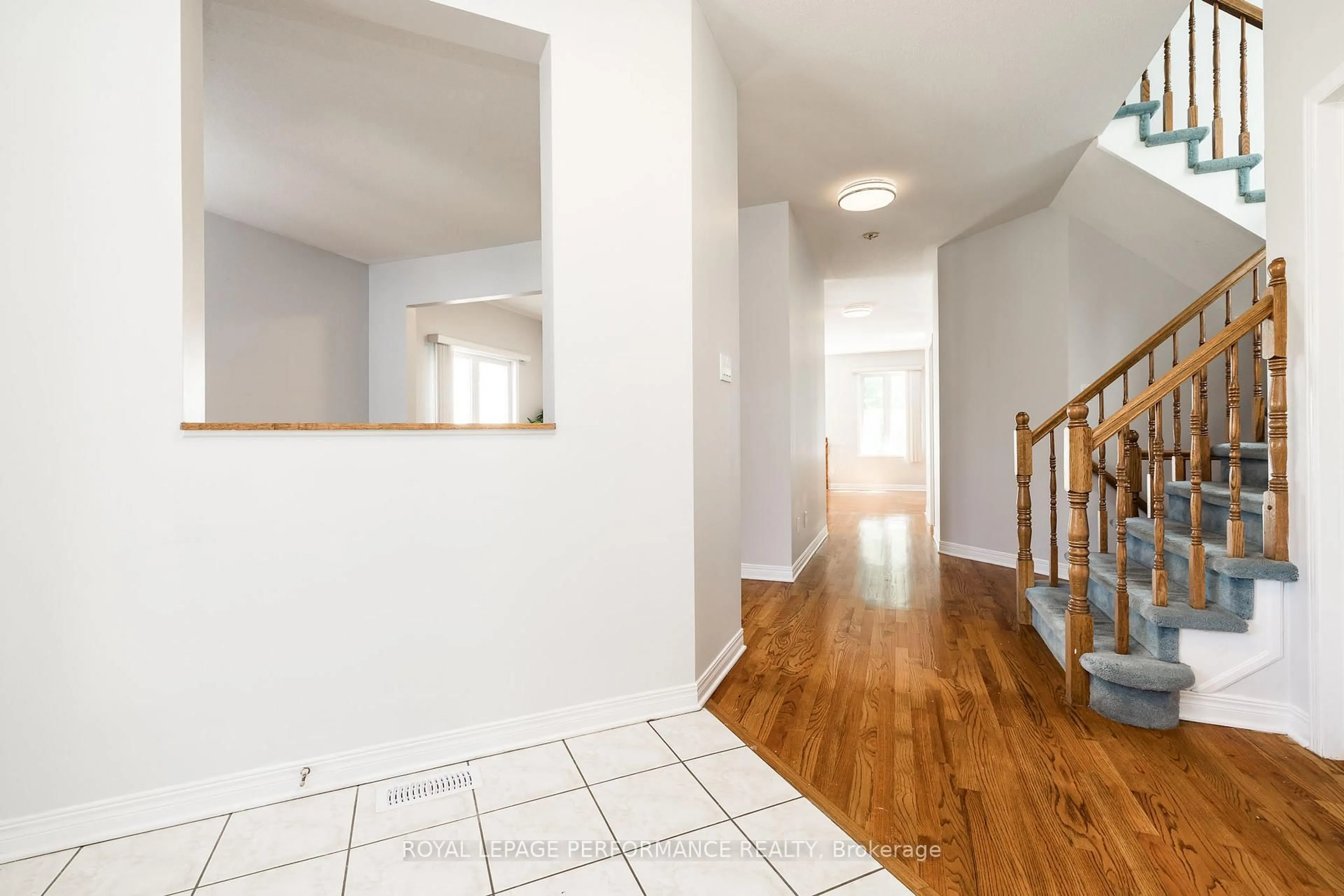 Indoor foyer for 127 Finn Crt, Ottawa Ontario K1V 2C6