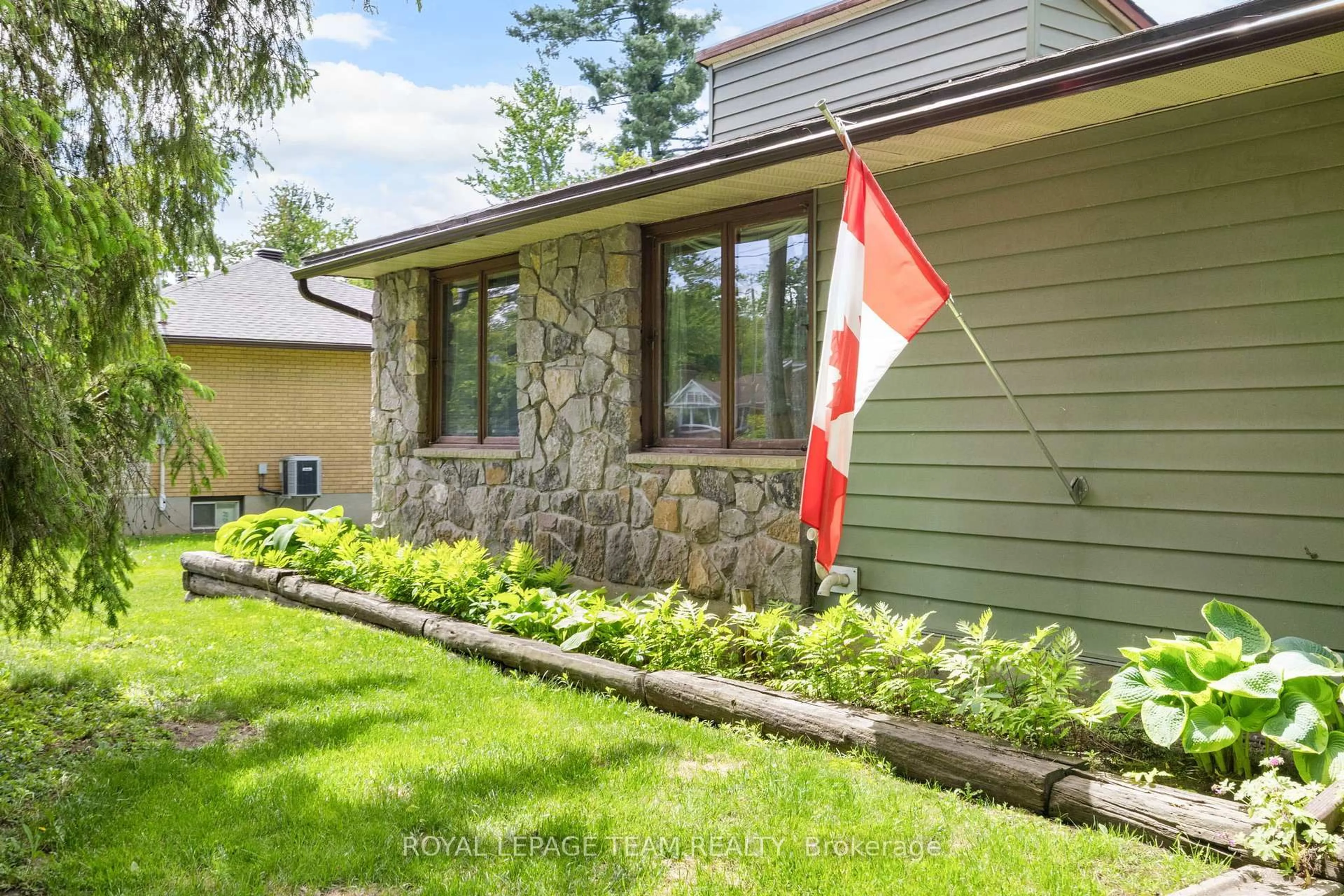 Patio, street for 4 Leeward St, Ottawa Ontario K2E 5W5