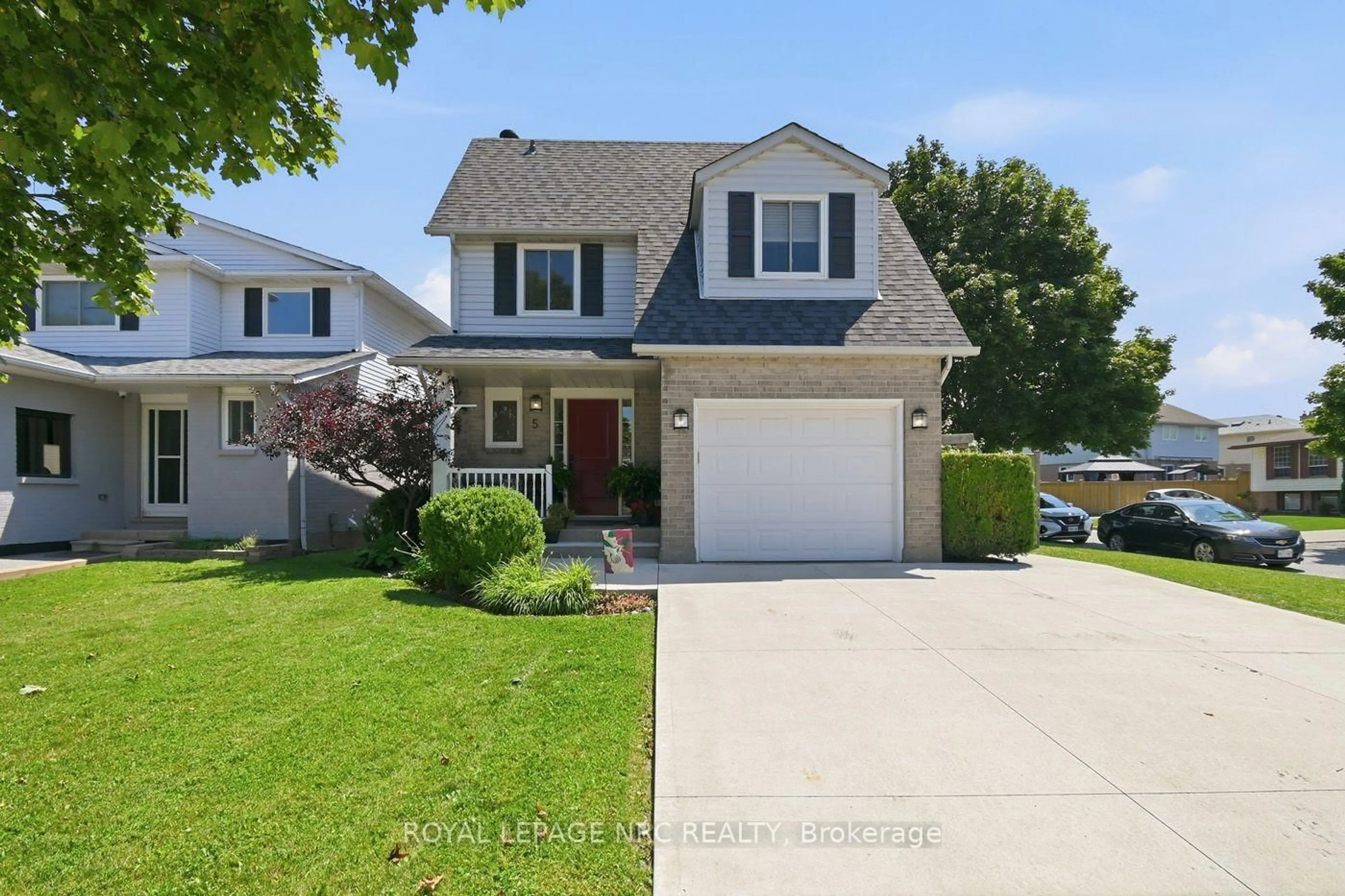 Home with vinyl exterior material, street for 5 Culligan Cres, Thorold Ontario L2V 4P1
