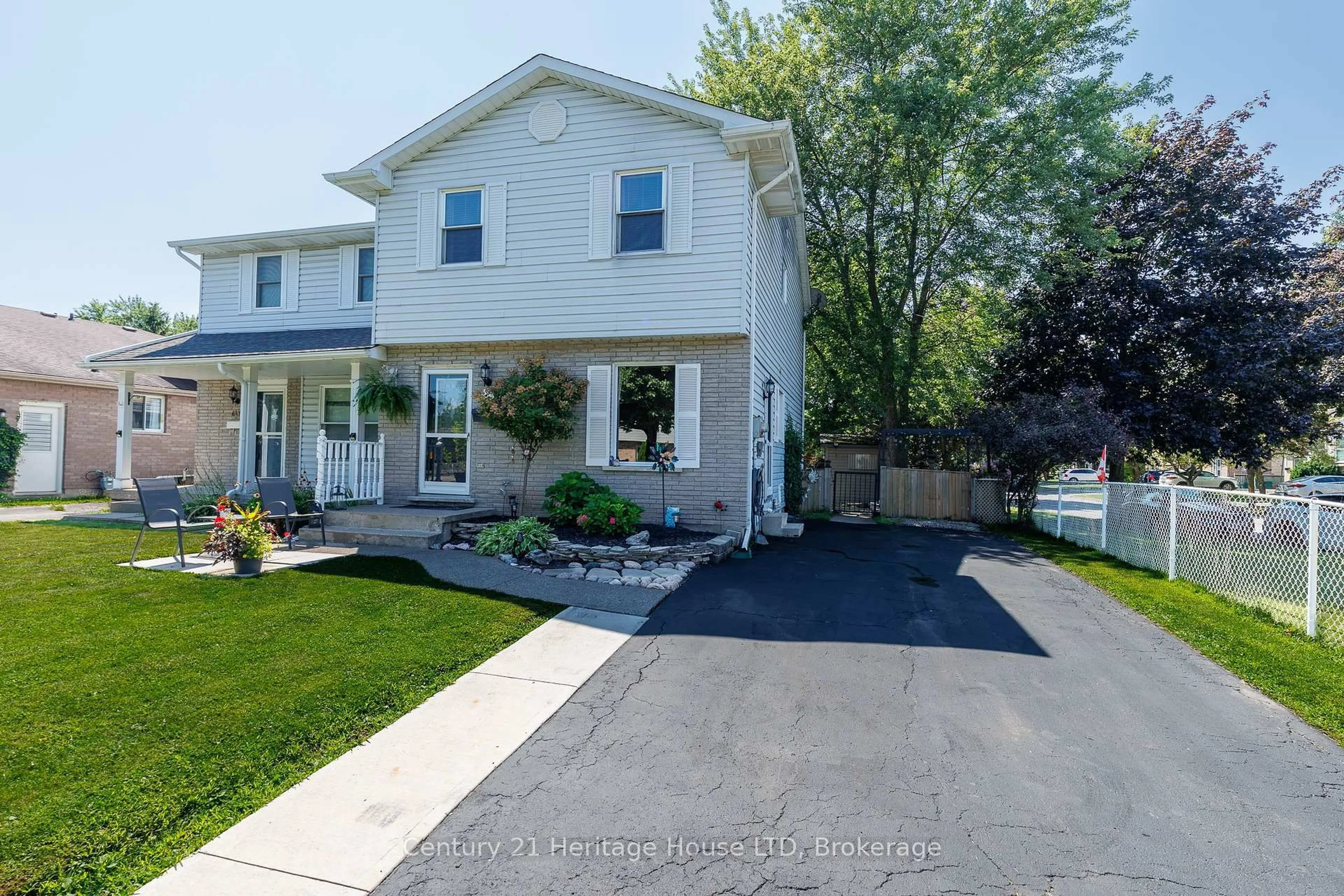 Home with vinyl exterior material, street for 6477 Malibu Dr, Niagara Falls Ontario L2H 2W4