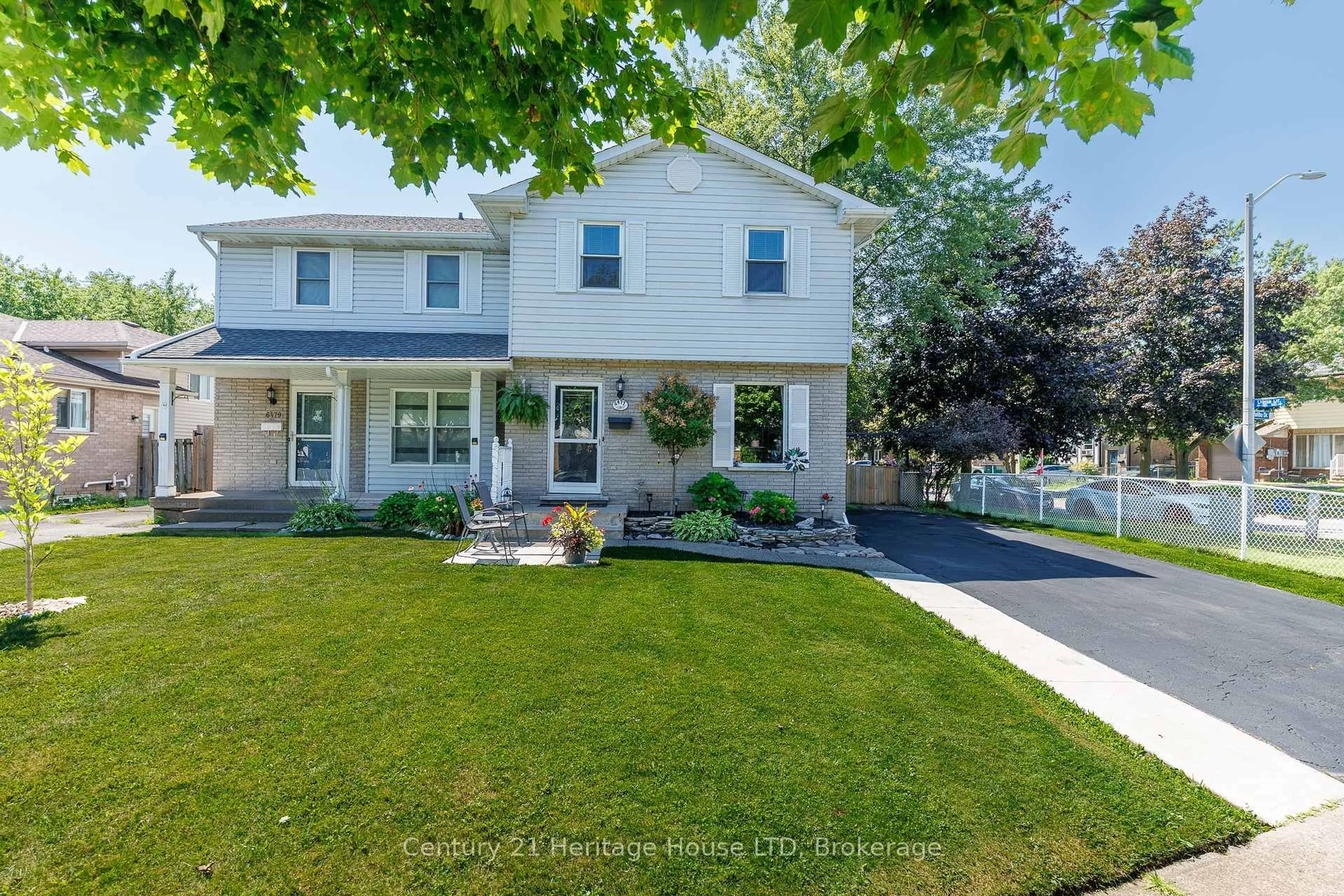 Home with vinyl exterior material, street for 6477 Malibu Dr, Niagara Falls Ontario L2H 2W4