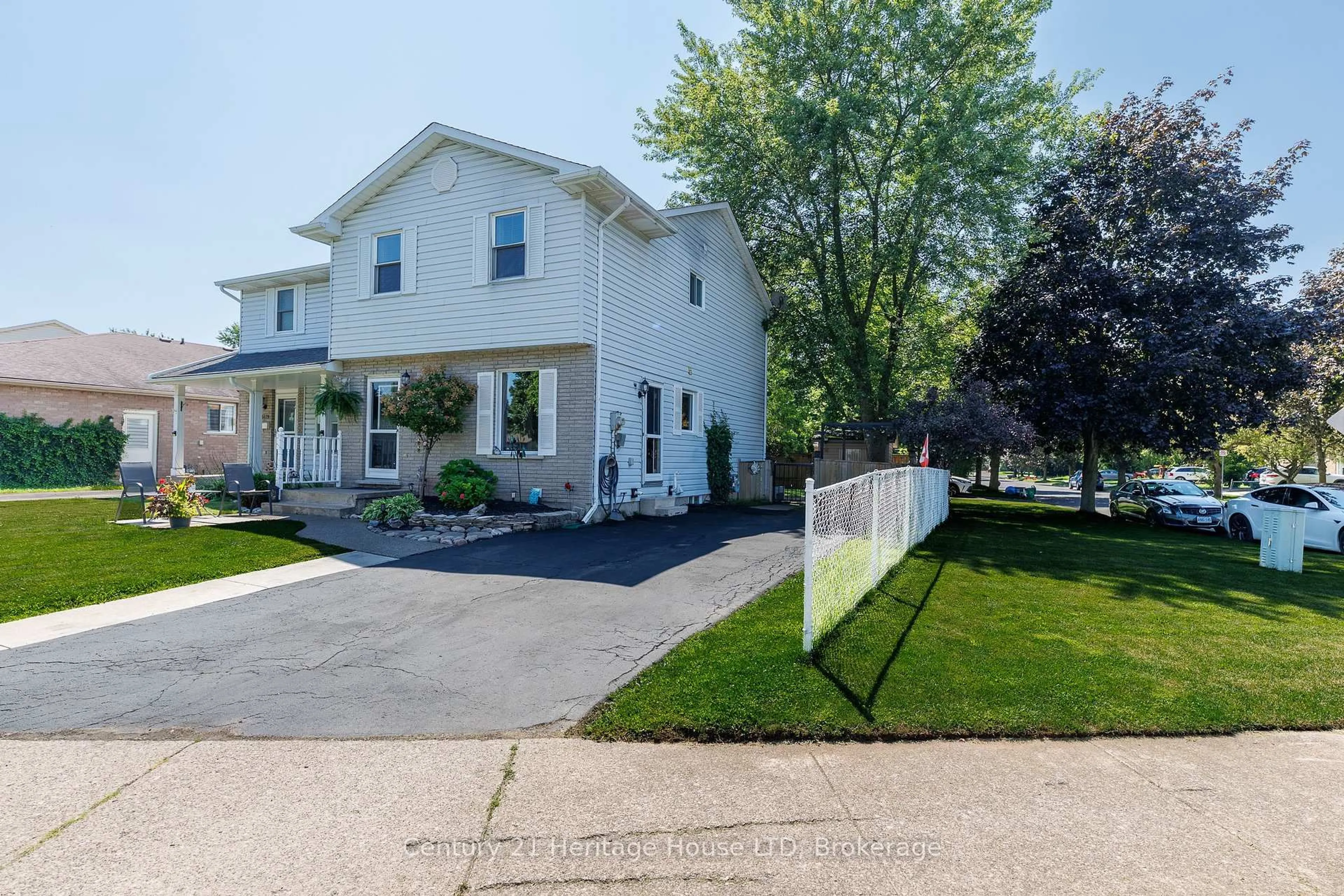 Home with vinyl exterior material, street for 6477 Malibu Dr, Niagara Falls Ontario L2H 2W4