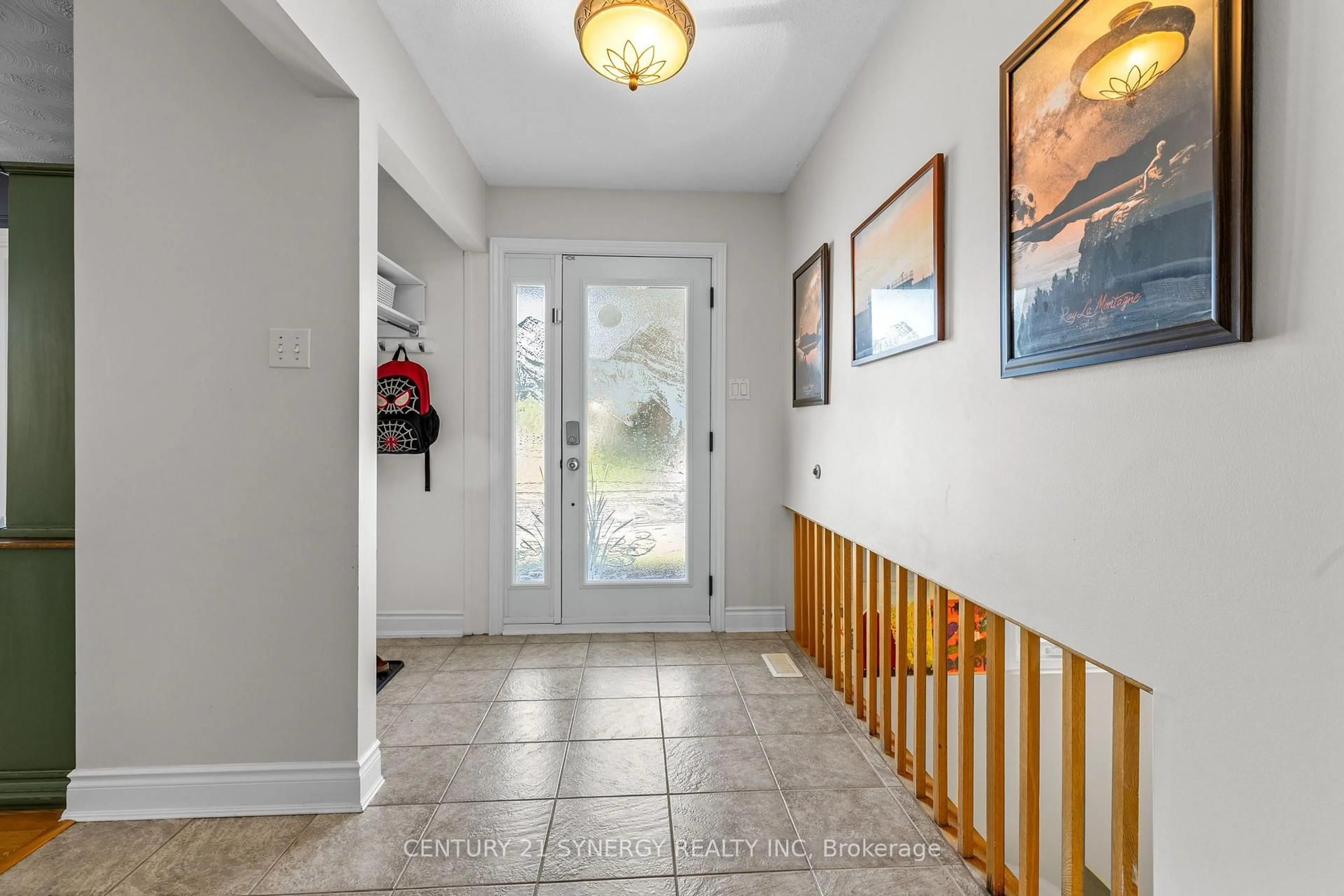 Indoor foyer for 19 Promenade Blvd, Russell Ontario K0A 1W1