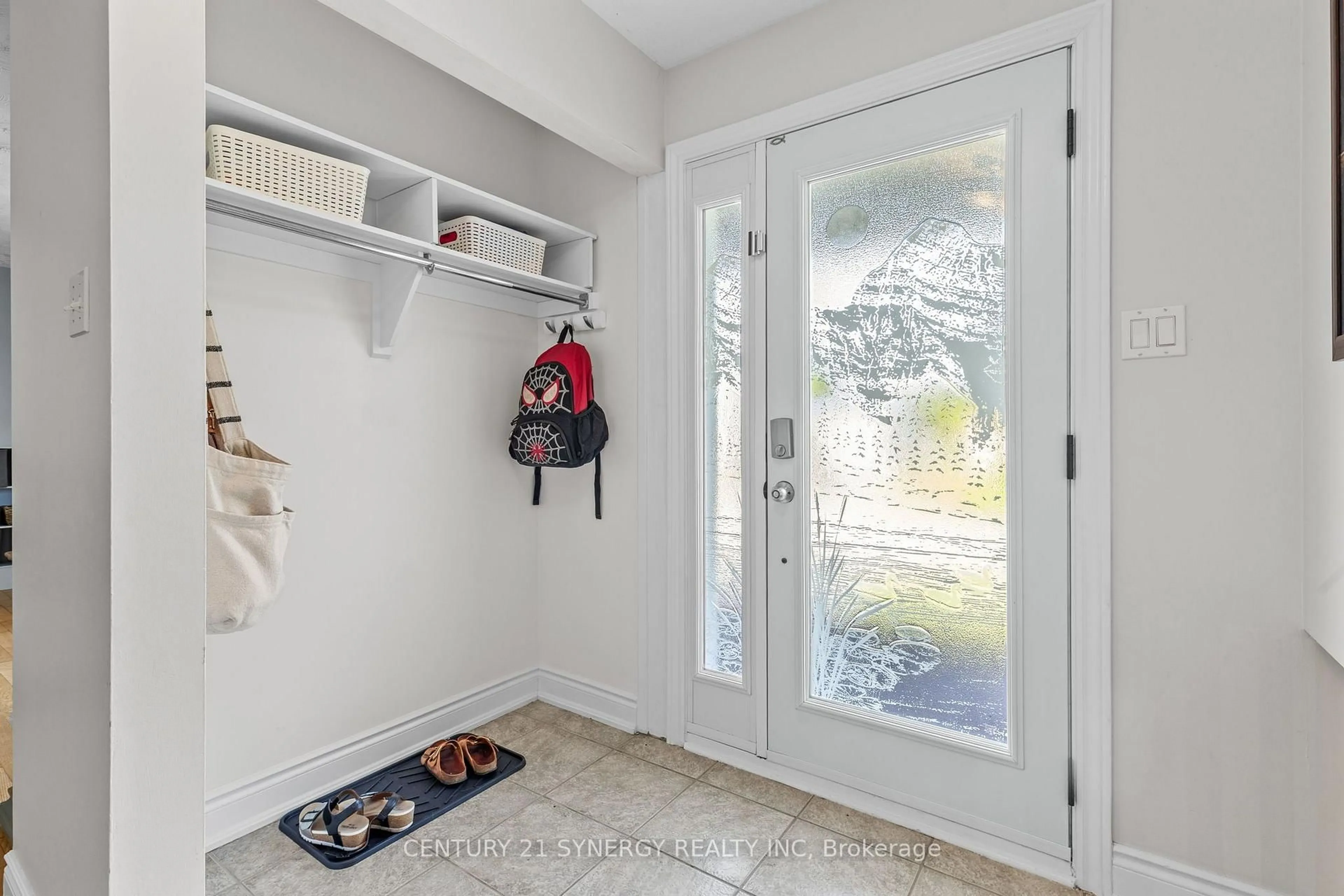 Indoor entryway for 19 Promenade Blvd, Russell Ontario K0A 1W1