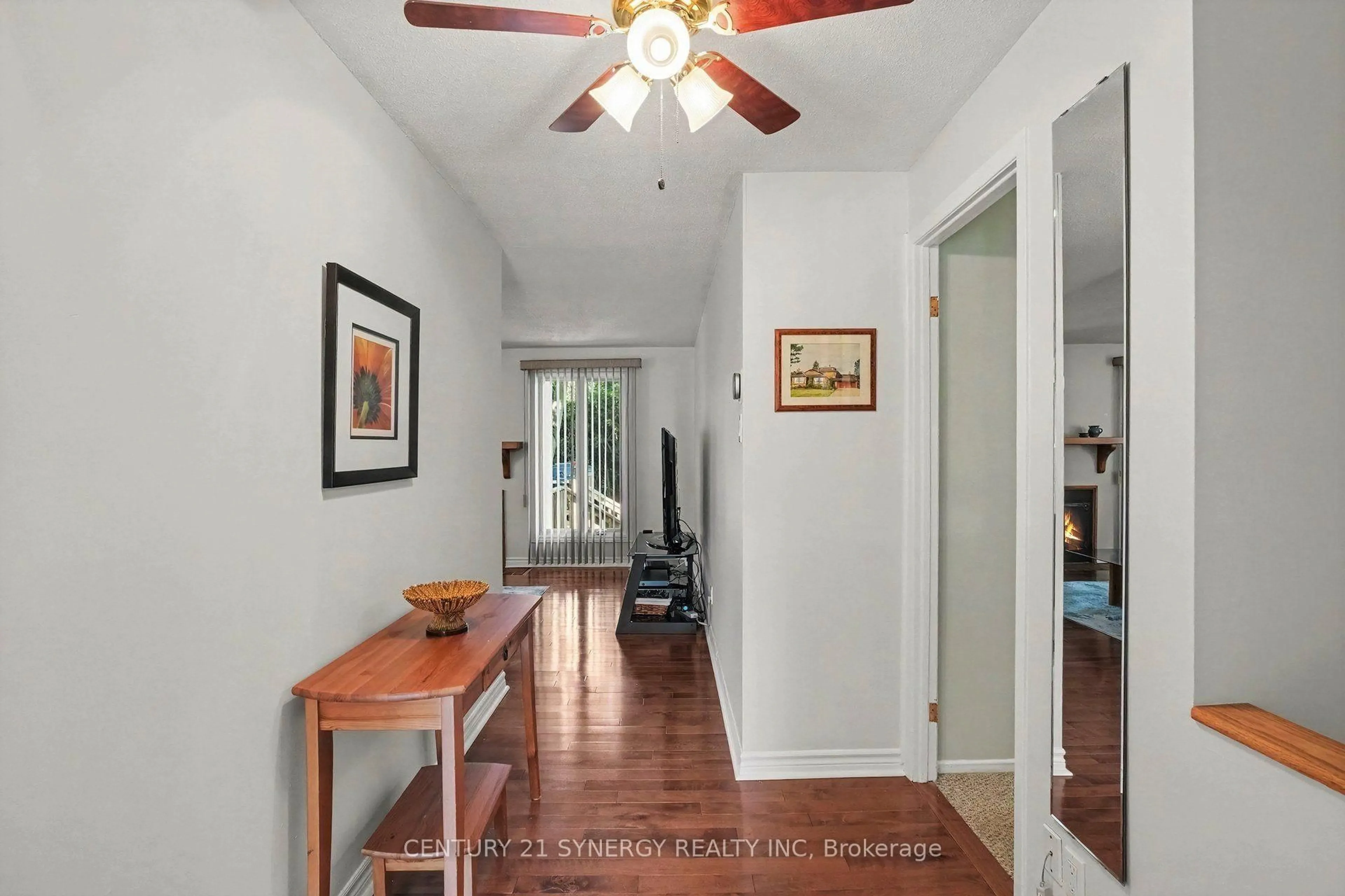Indoor entryway for 1078 Alenmede Cres, Ottawa Ontario K2B 8H3