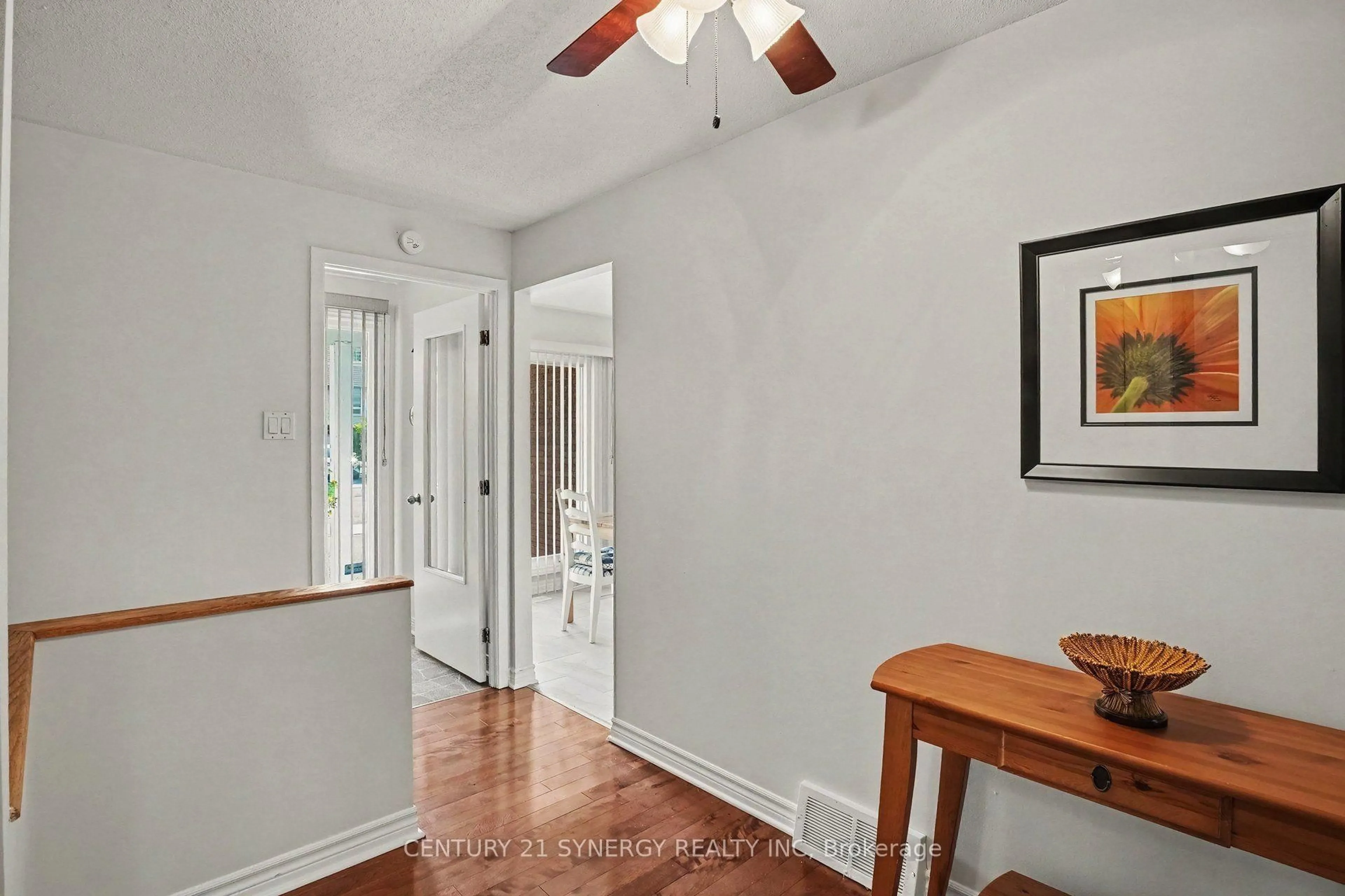 Indoor entryway for 1078 Alenmede Cres, Ottawa Ontario K2B 8H3